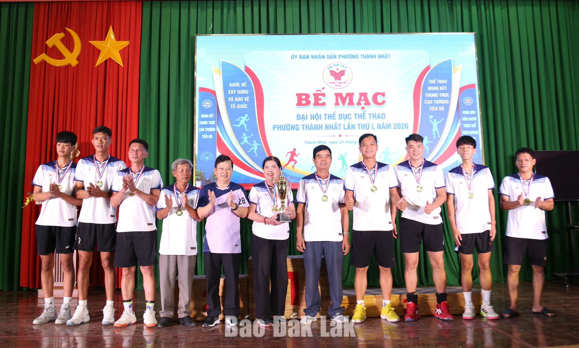 Buôn Ky đoạt giải Nhất toàn đoàn tại Đại hội Thể dục thể thao phường Thành Nhất 1 Bí thư Đảng ủy phường Thành Nhất Nguyễn Thanh Liêm trao giải Nhất môn bóng chuyền Nam TDP 14