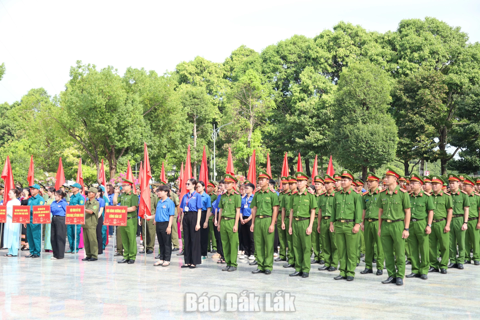 Ra quân hỗ trợ người dân kích hoạt VNeID, thực hiện Đề án 06 2 Đông đảo lực lượng tham gia lễ ra quân.