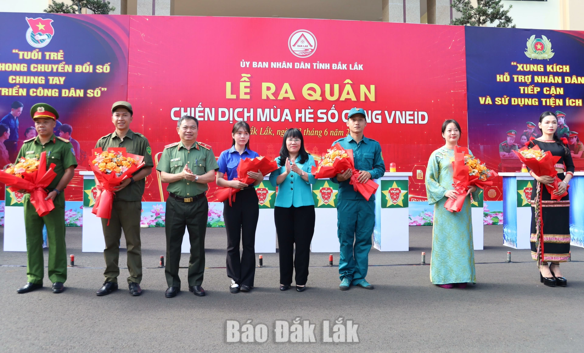 Ra quân hỗ trợ người dân kích hoạt VNeID, thực hiện Đề án 06 5 Lãnh đạo tỉnh tặng hoa chúc mừng các lực lượng tham gia lễ ra quân.
