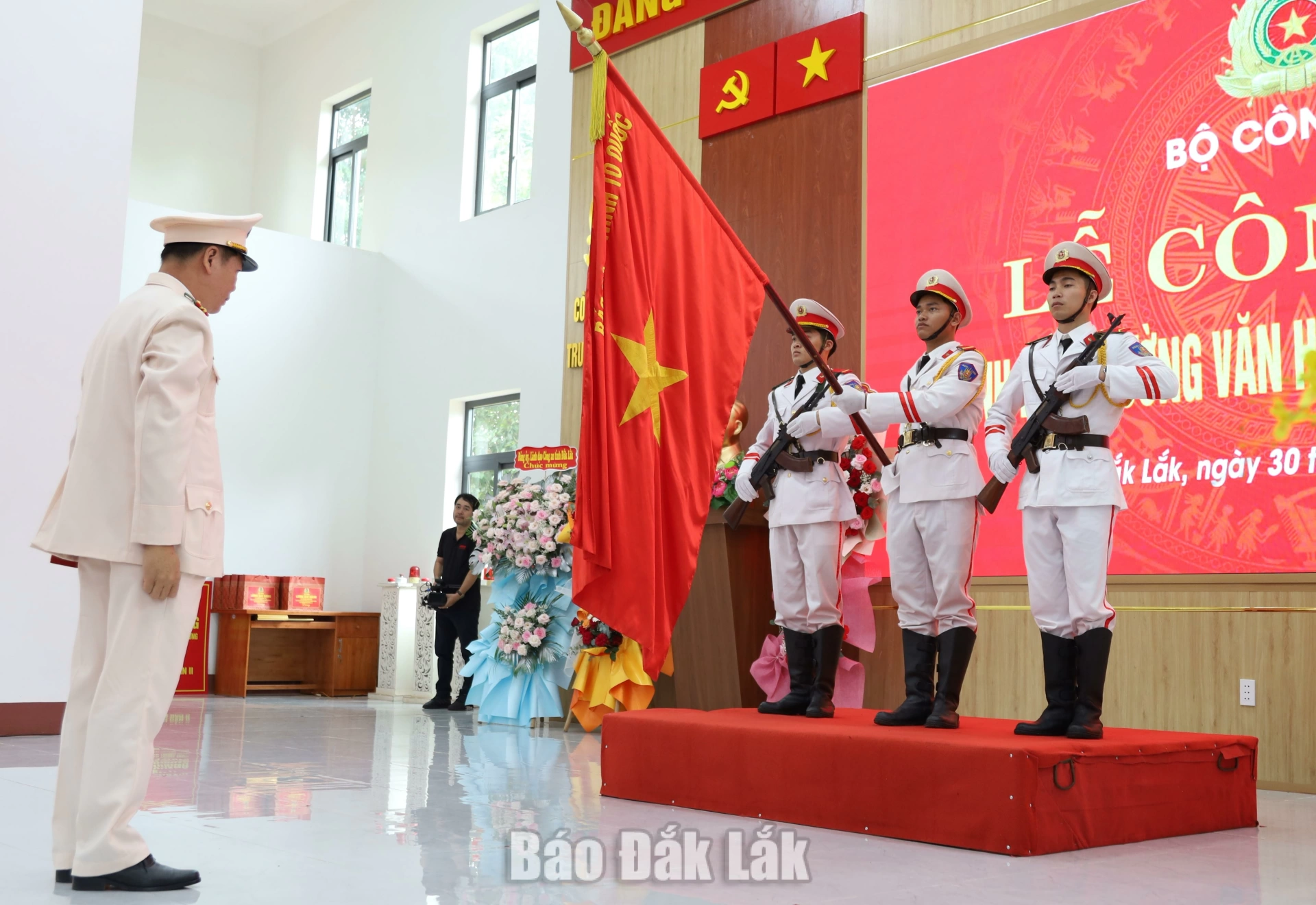 Hiệu trưởng nhà trường tuyên thệ dưới cờ Tổ quốc.
