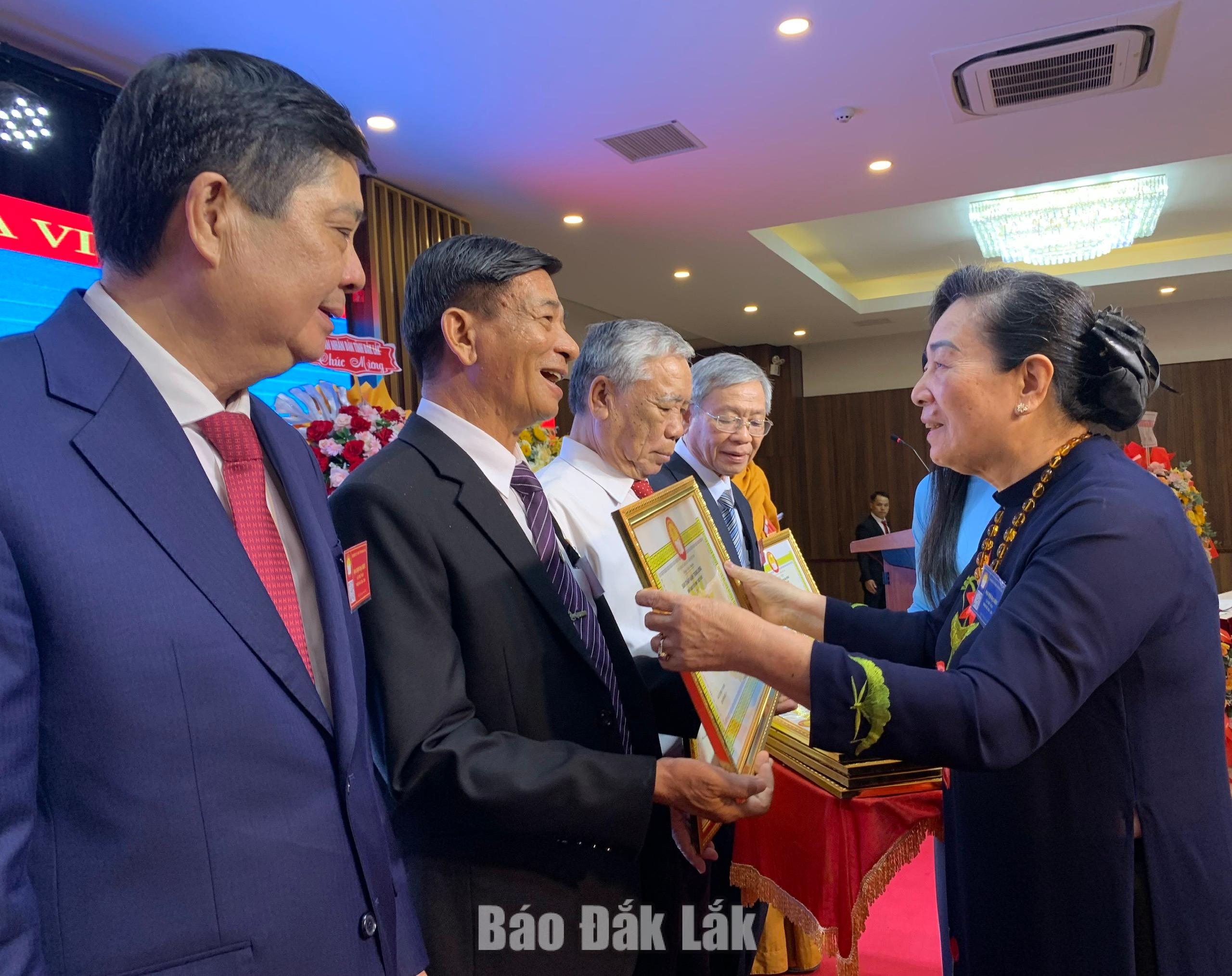Đại hội đại biểu Hội Khuyến học tỉnh Đắk Lắk lần thứ I, nhiệm kỳ 2026 - 2031 6 Phó Chủ tịch Hội Khuyến học Việt Nam Phạm Thị Hòe trao tặng bằng khen cho 1 tập thể, 7 cá nhân.