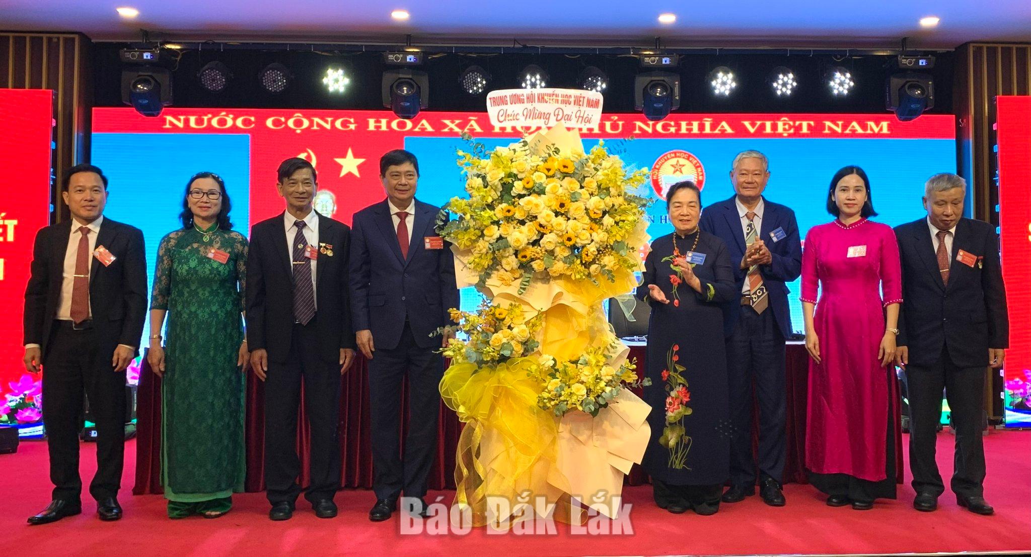 Đại hội đại biểu Hội Khuyến học tỉnh Đắk Lắk lần thứ I, nhiệm kỳ 2026 - 2031 1 Phó Chủ tịch Hội Khuyến học Việt Nam Phạm Thị Hòe tặng hoa chúc mừng đại hội.