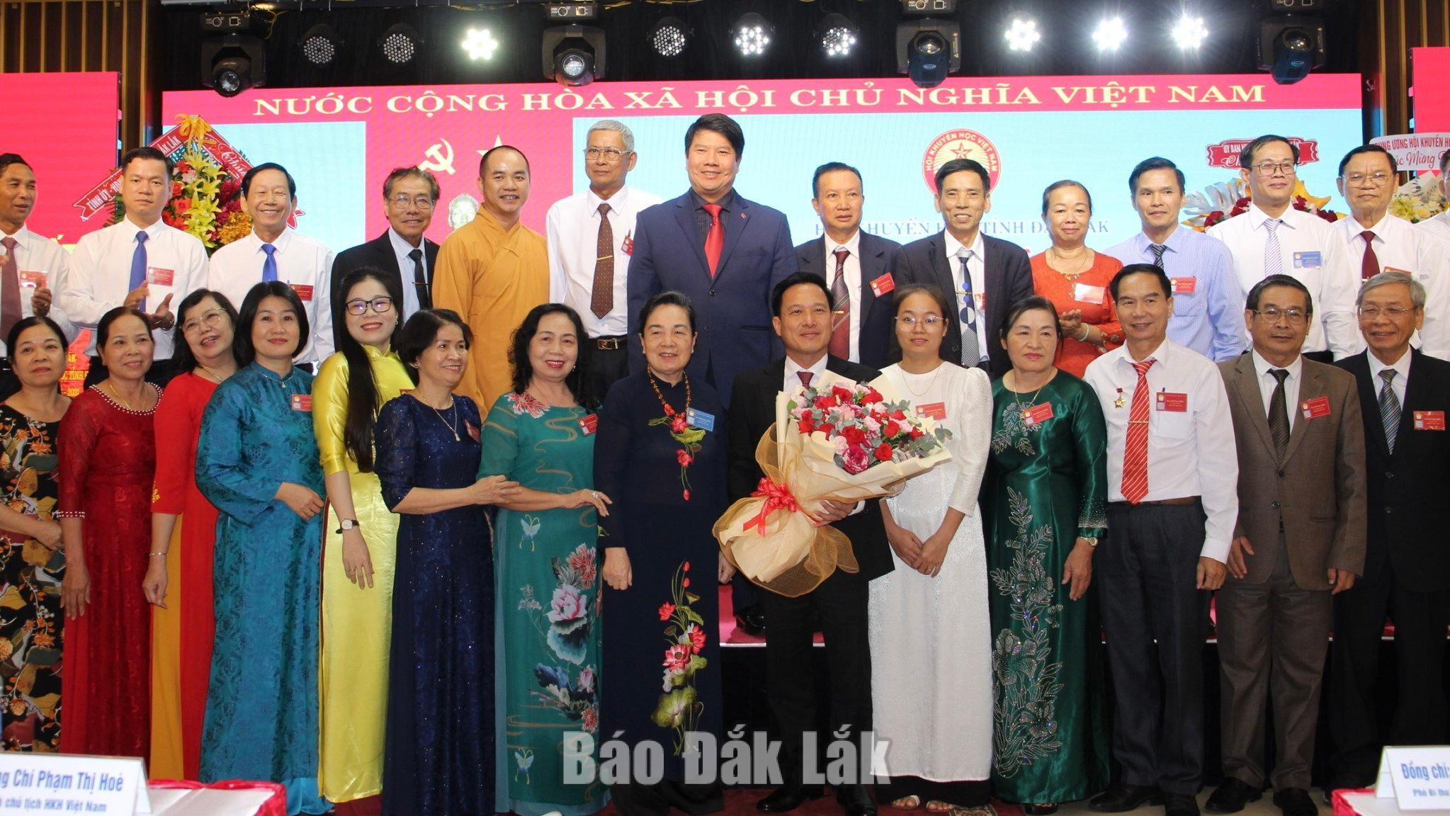 Đại hội đại biểu Hội Khuyến học tỉnh Đắk Lắk lần thứ I, nhiệm kỳ 2026 - 2031 4 Ban Chấp hành Hội Khuyến học tỉnh Đắk Lắk nhiệm kỳ 2026 - 2031 ra mắt đại hội.