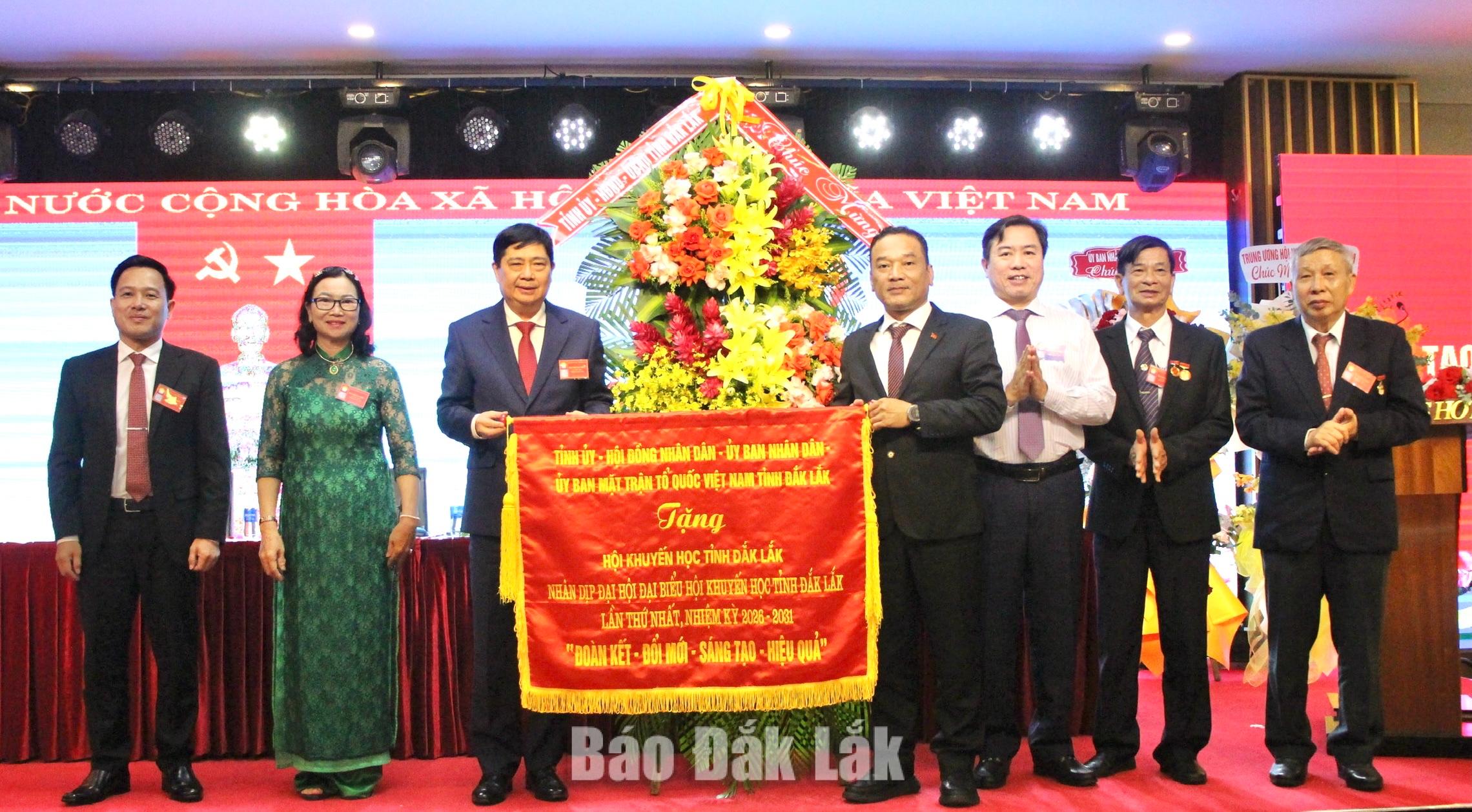 Đại hội đại biểu Hội Khuyến học tỉnh Đắk Lắk lần thứ I, nhiệm kỳ 2026 - 2031 3 Tỉnh ủy, HĐND, UBND, Ủy ban MTTQ Việt Nam tỉnh Đắk Lắk đã tặng đại hội bức trướng mang dòng chữ “Đoàn kết - Đổi mới - Sáng tạo - Hiệu quả”.