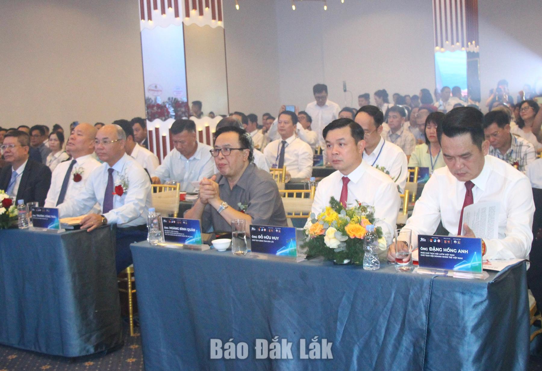 Các đại biểu tham dự diễn đàn.