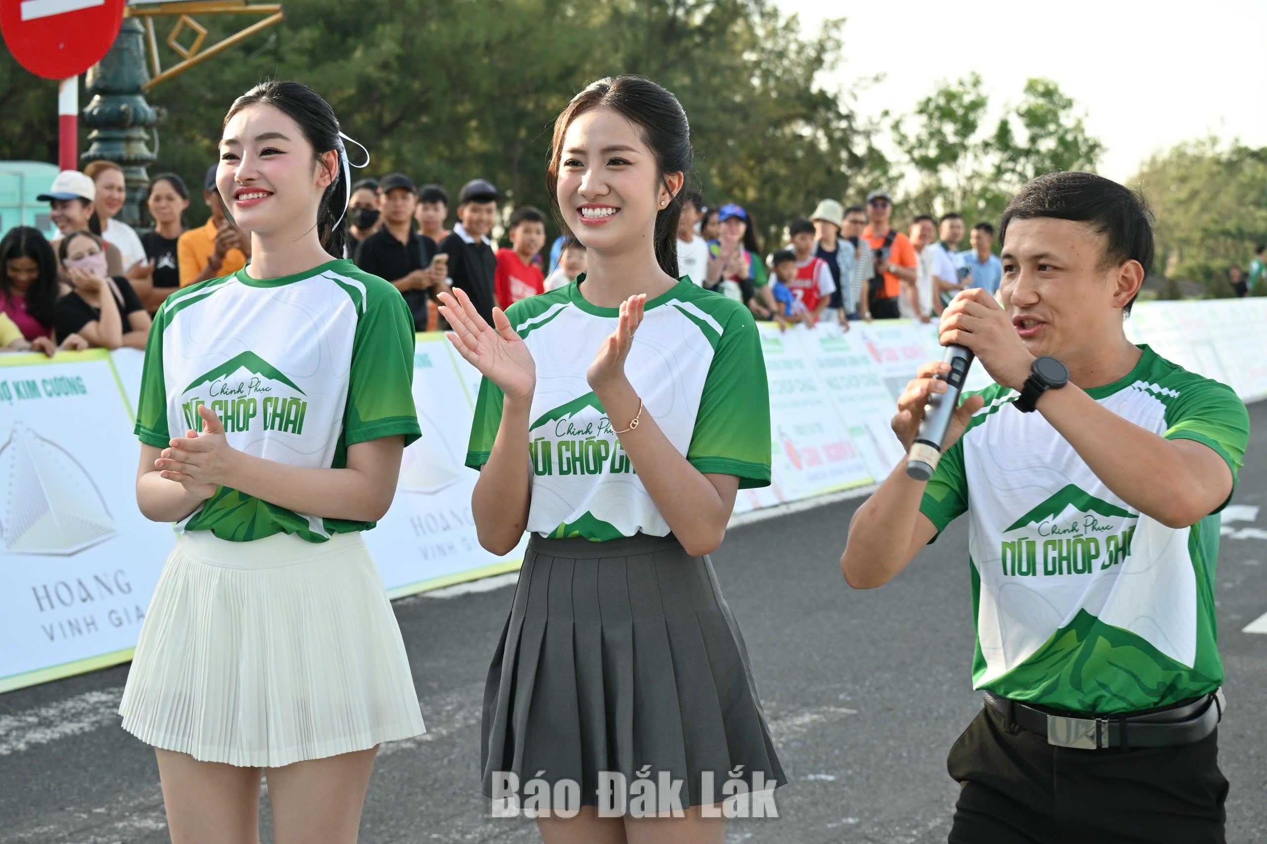 Các hoa hậu tham gia đồng hành.