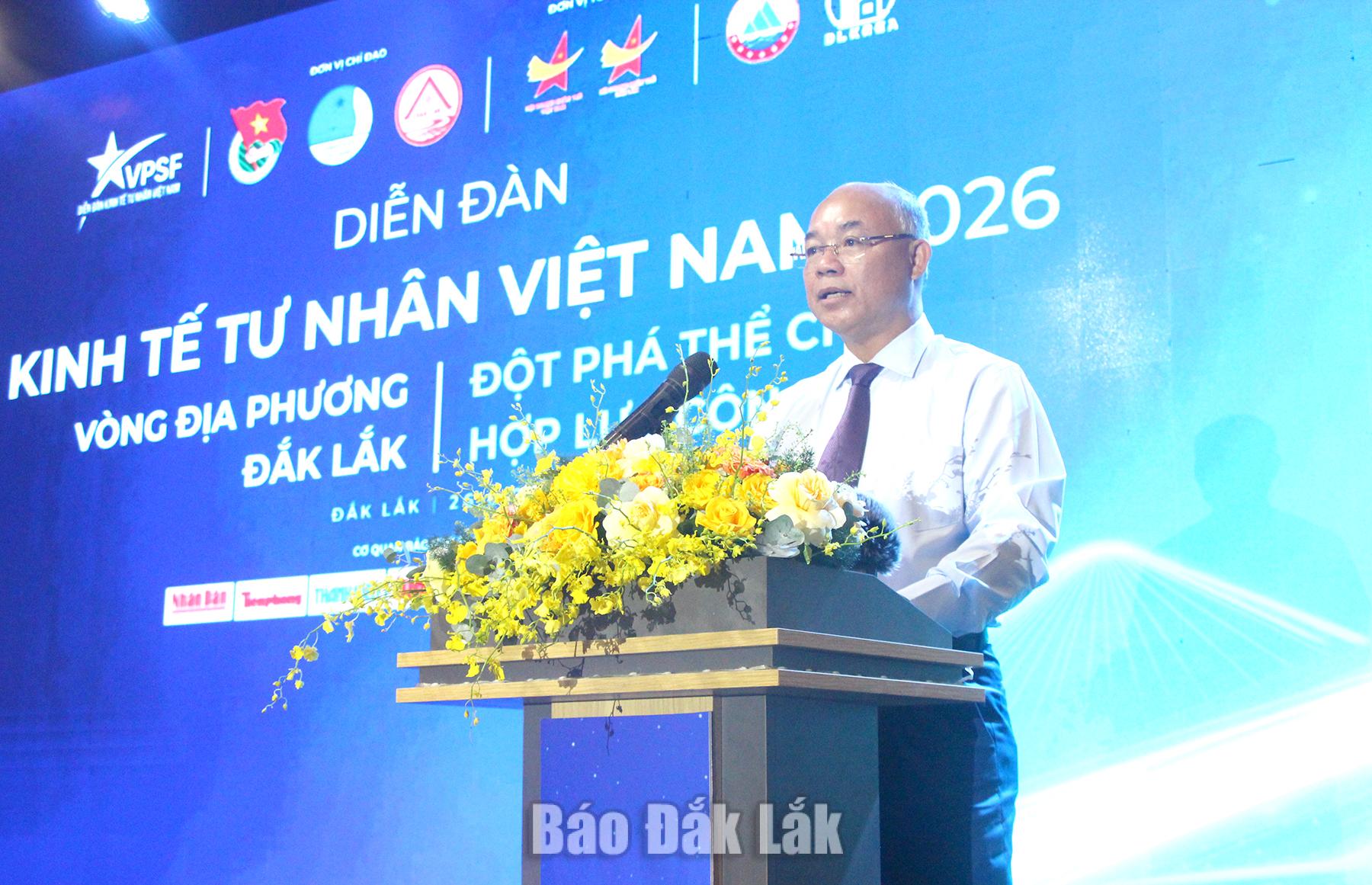 Tỉnh ủy viên, Phó Chủ tịch UBND tỉnh Trương Công Thái phát biểu tại diễn đàn.