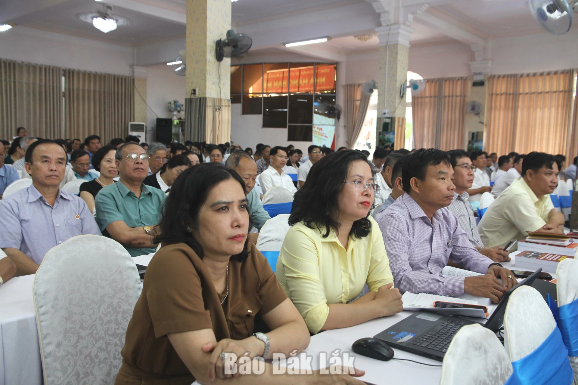 Các vị hội thẩm nhân dân tham dự hội nghị.