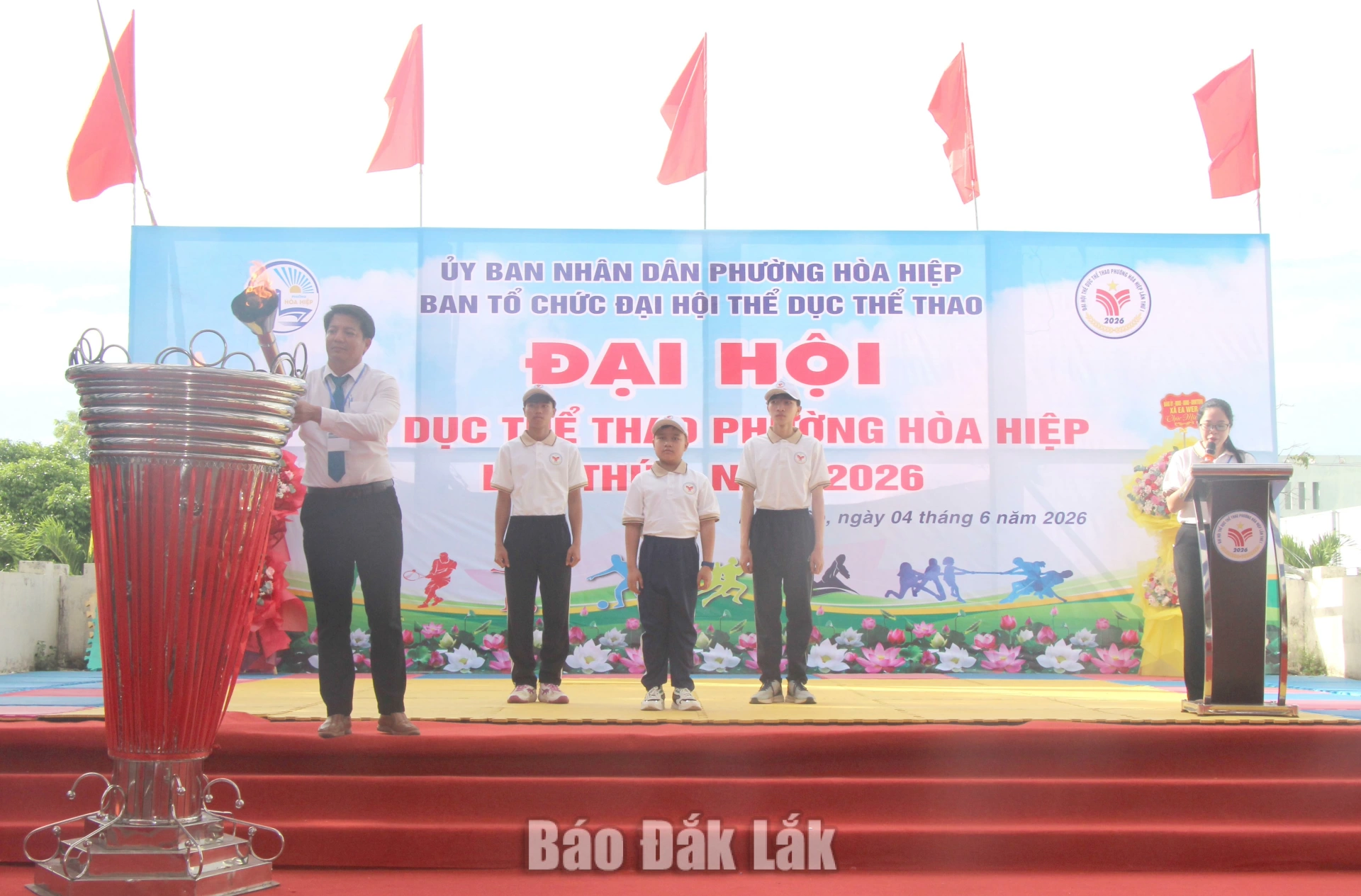Phó Chủ tịch UBND phường Hòa Hiệp Dương Văn Đông thực hiện nghi thức đốt đuốc khai mạc đại hội.