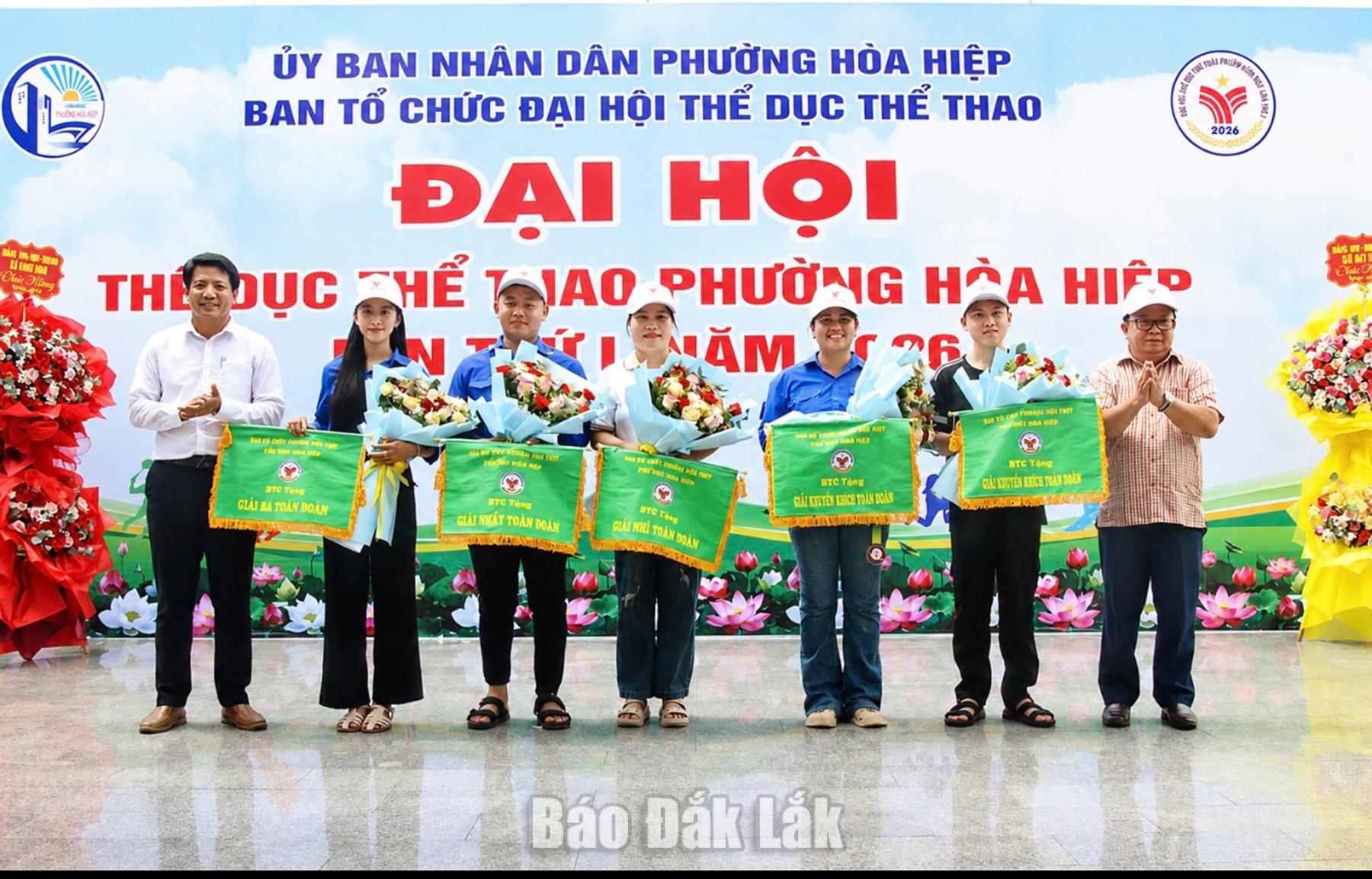 Phó Bí thư Thường trực Đảng ủy phường Lê Anh Dũng và Phó Chủ tịch UBND phường Dương Văn Đông tặng cờ, huy chương cho các giải toàn đoàn.
