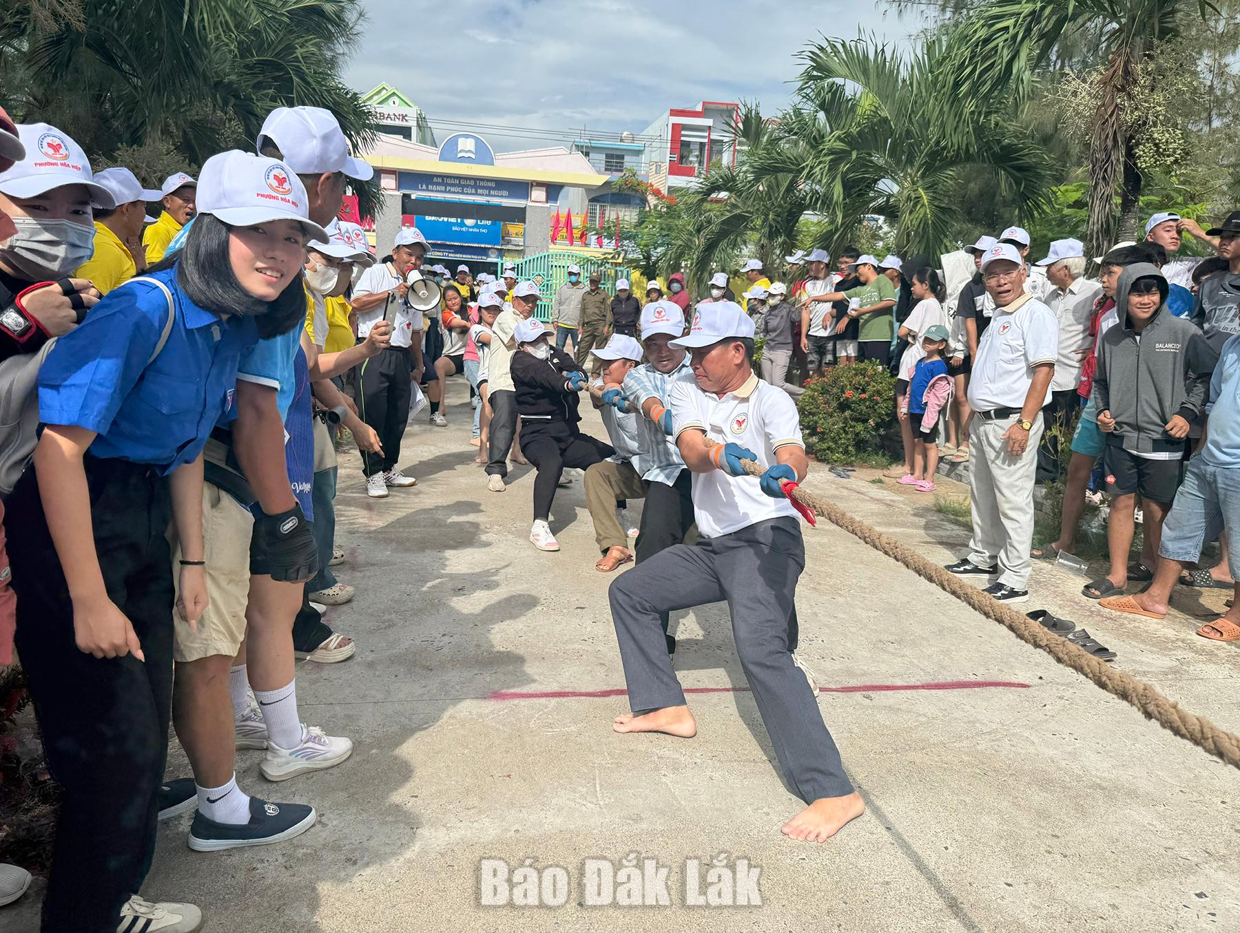 Một trận thi đấu kéo co kịch tính, thu hút đông đảo người dân cổ vũ.