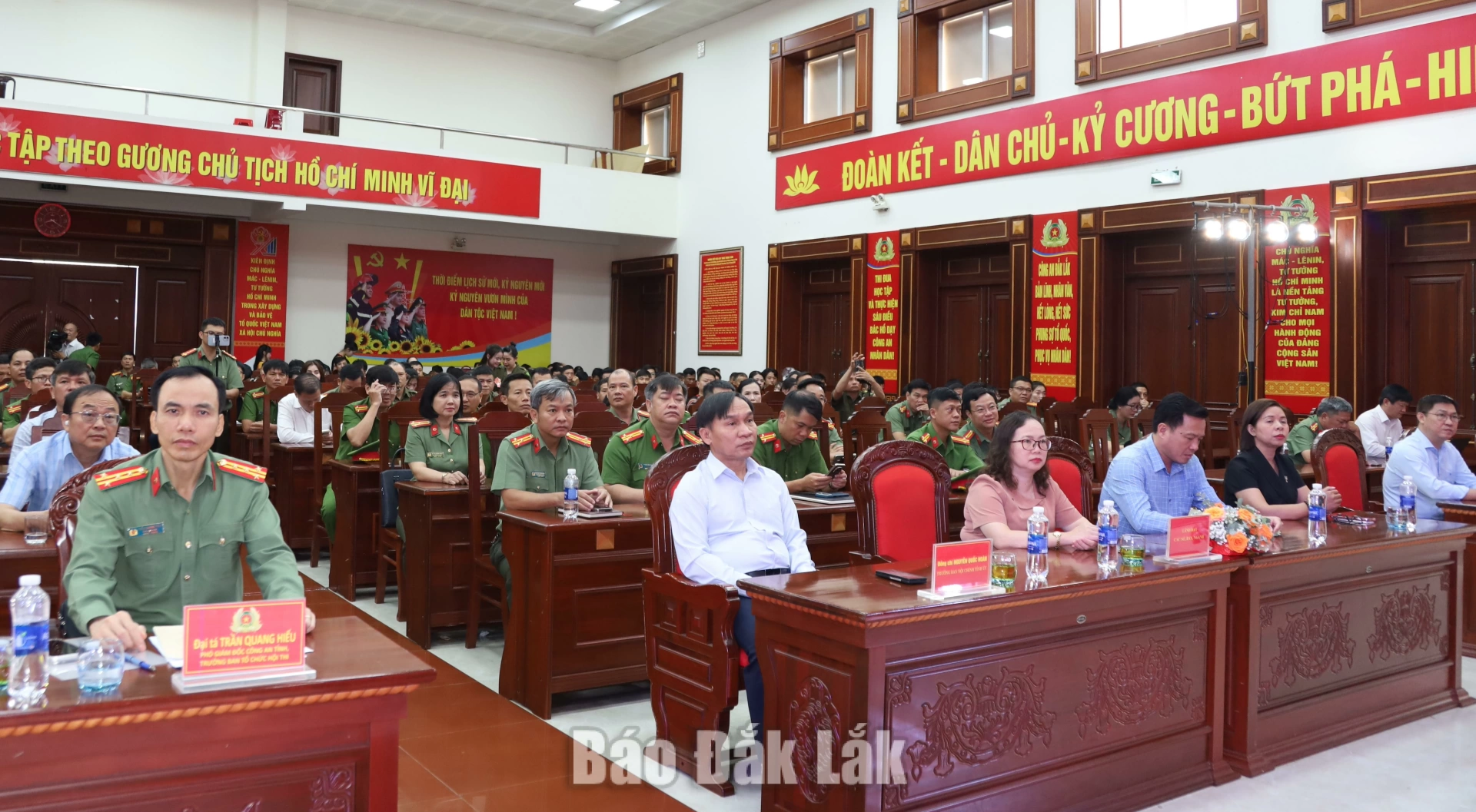 Các đại biểu tham dự lễ khai mạc.