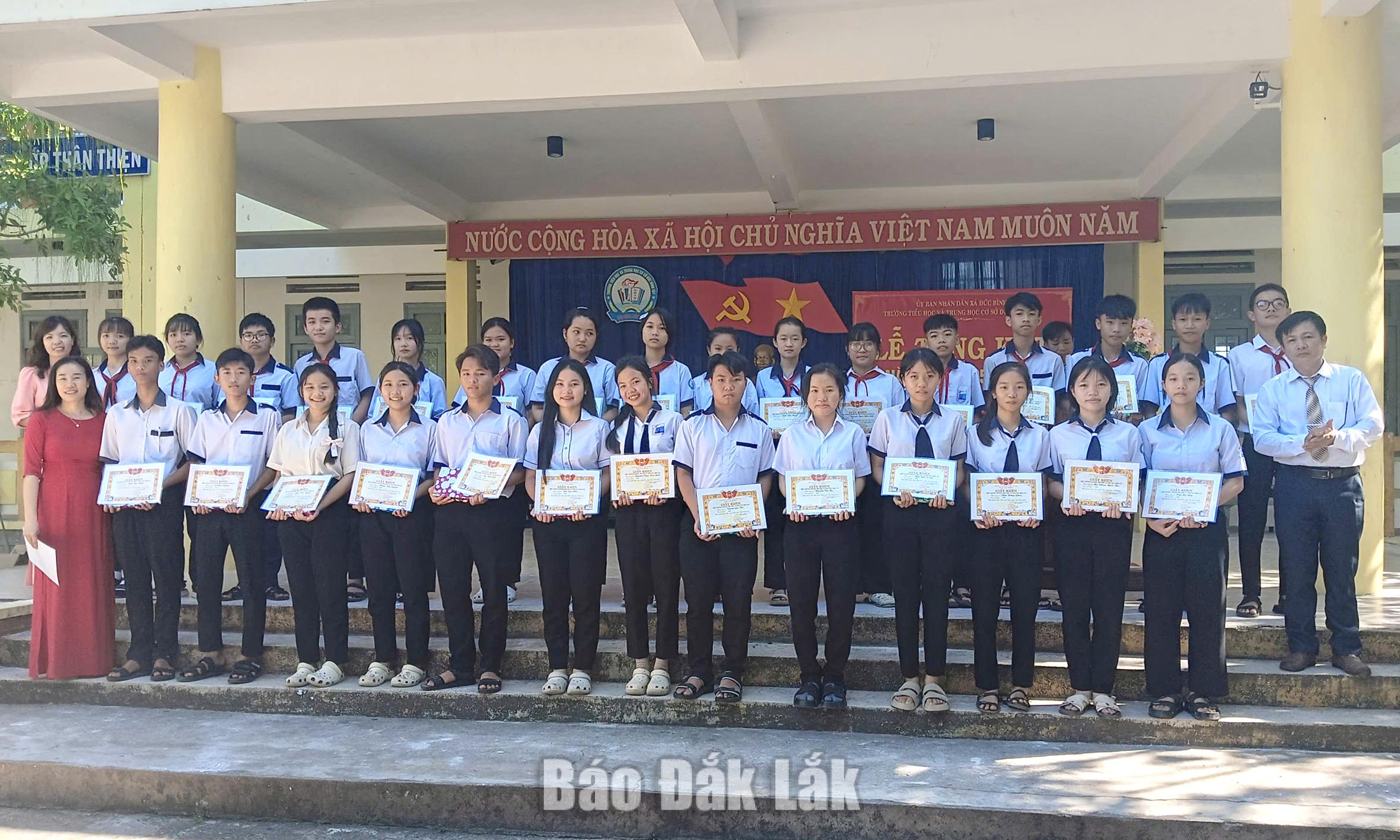 Nhờ kiên trì vận động, tỷ lệ học sinh ra lớp của Trường Tiểu học và THCS Đức Bình Tây đạt tỷ lệ 100%, nhiều em có thành tích học tập cao. Ảnh: CTV

