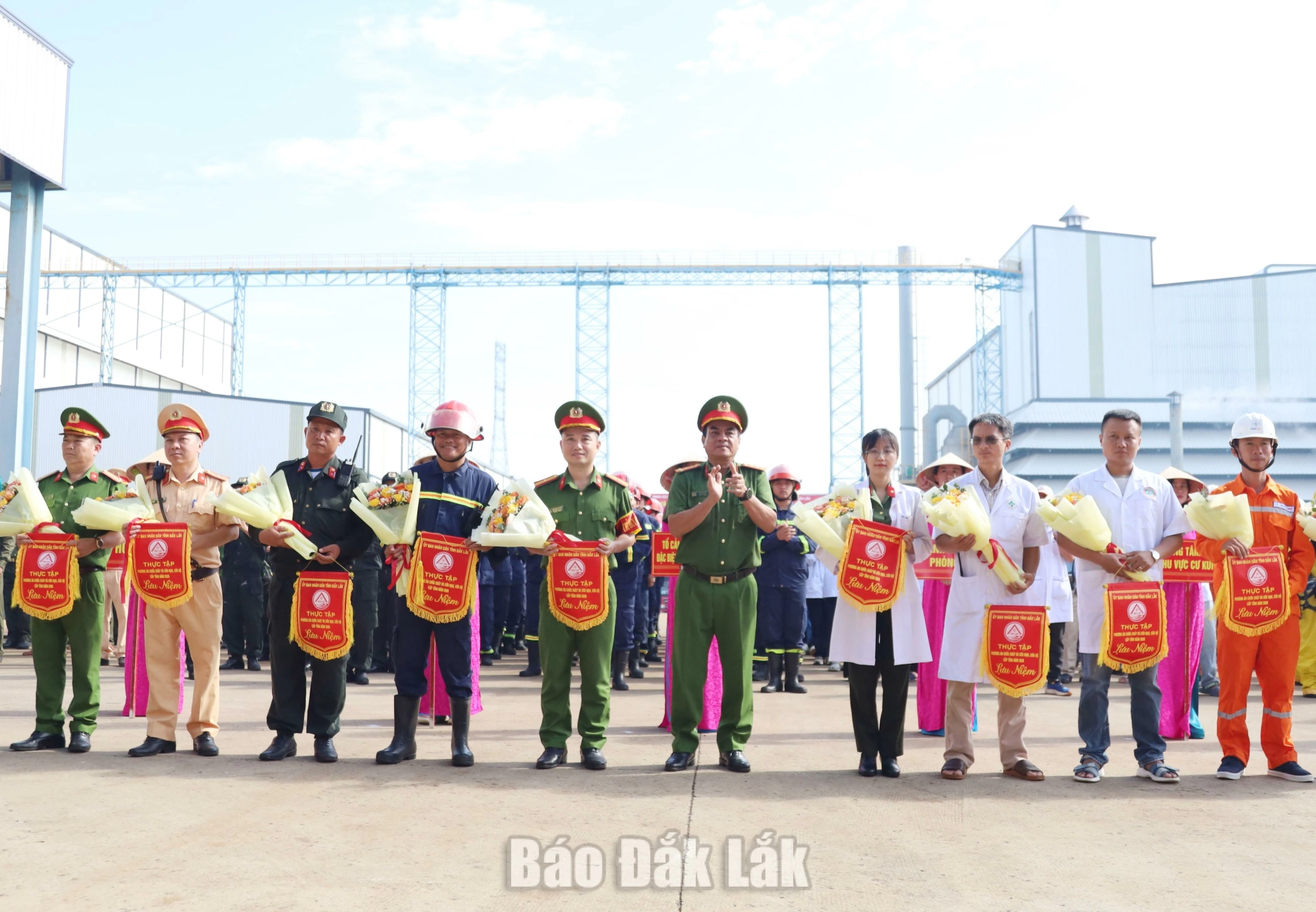 Các đơn vị tham gia thực tập được trao cờ lưu niệm.