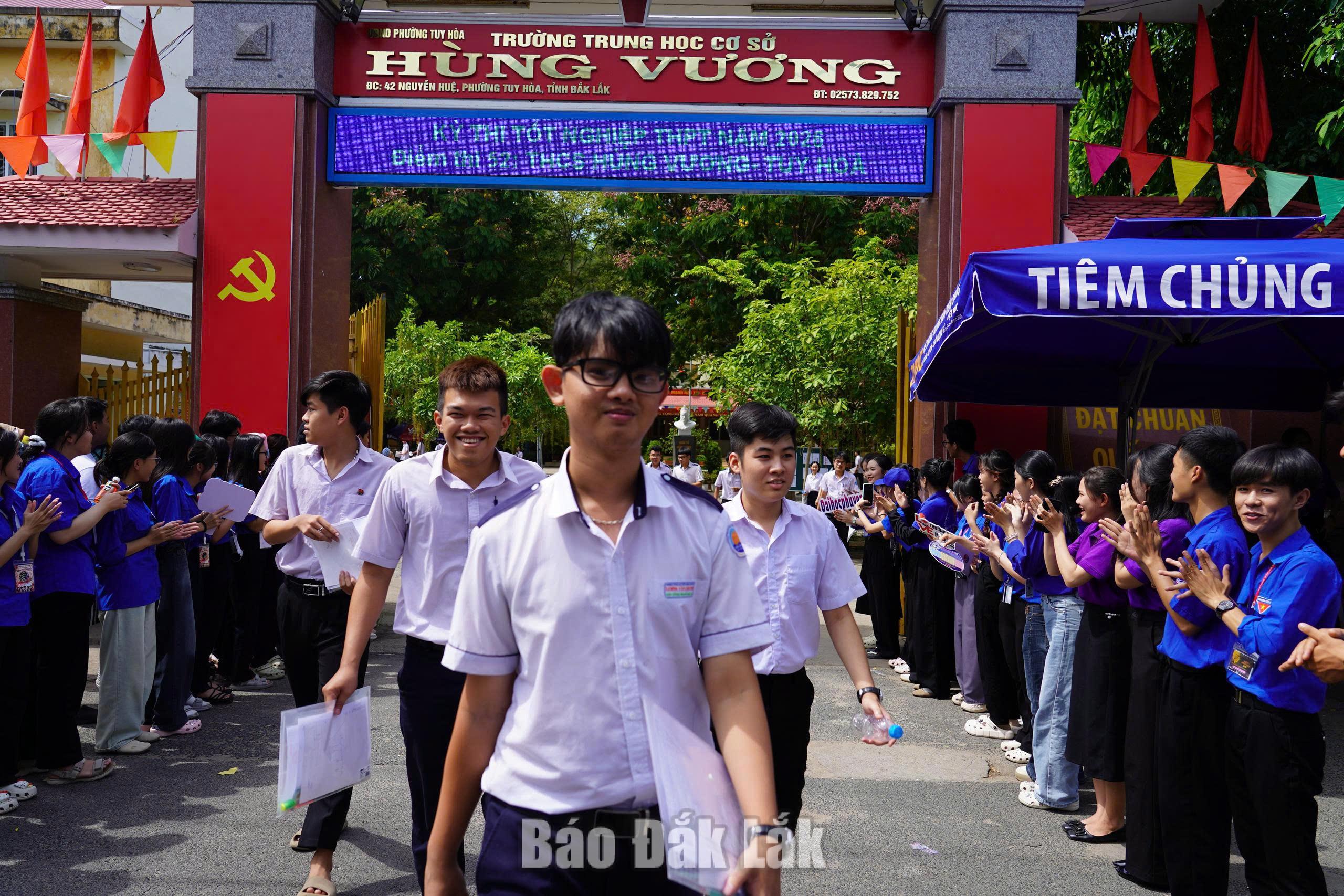 Thí sinh dự thi tại điểm thi Trường THCS Hùng Vương.