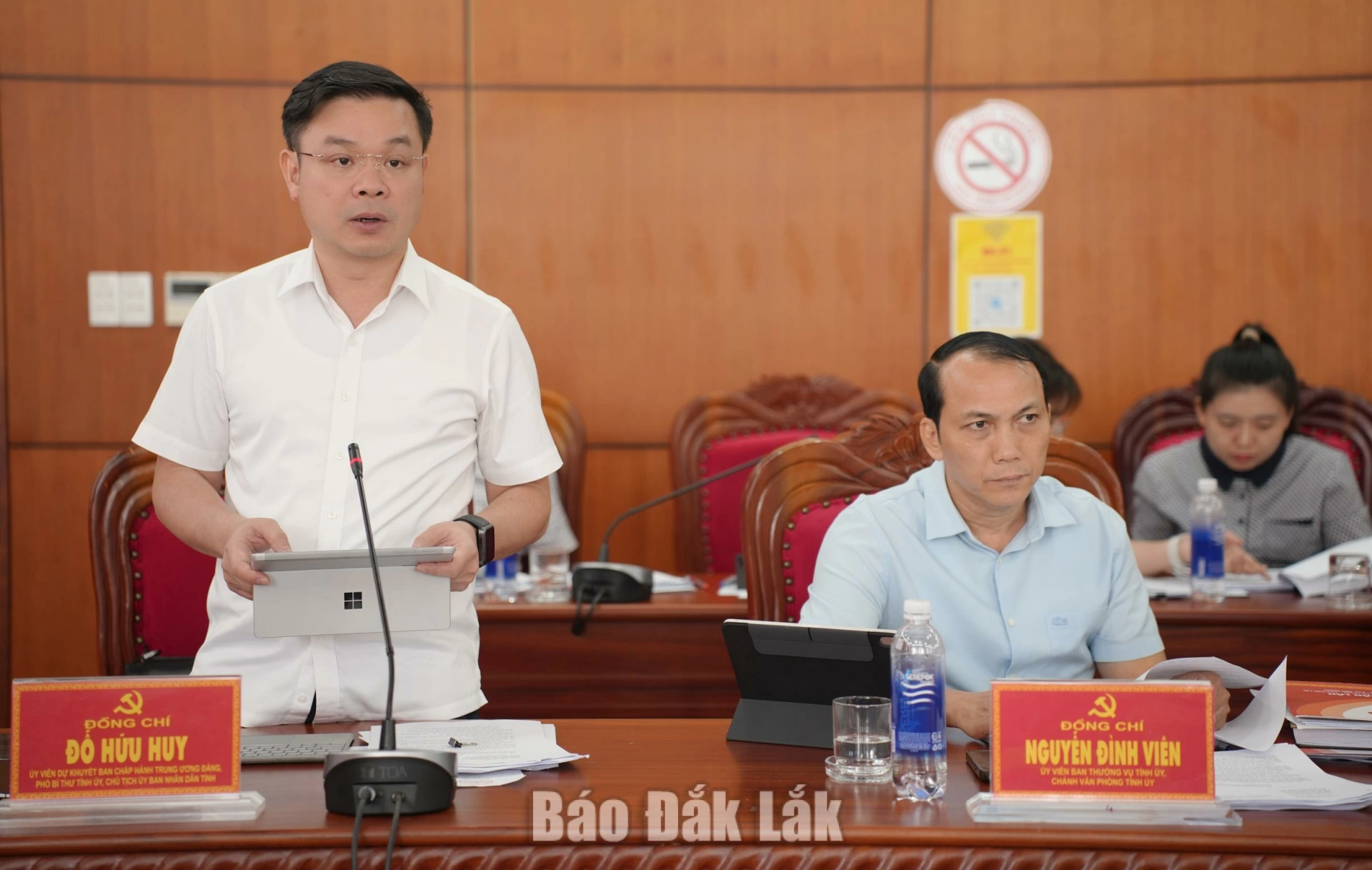 Đồng chí Đỗ Hữu Huy, Ủy viên dự khuyết Trung ương Đảng, Phó Bí thư Tỉnh ủy, Chủ tịch UBND tỉnh phát biểu tại phiên họp.