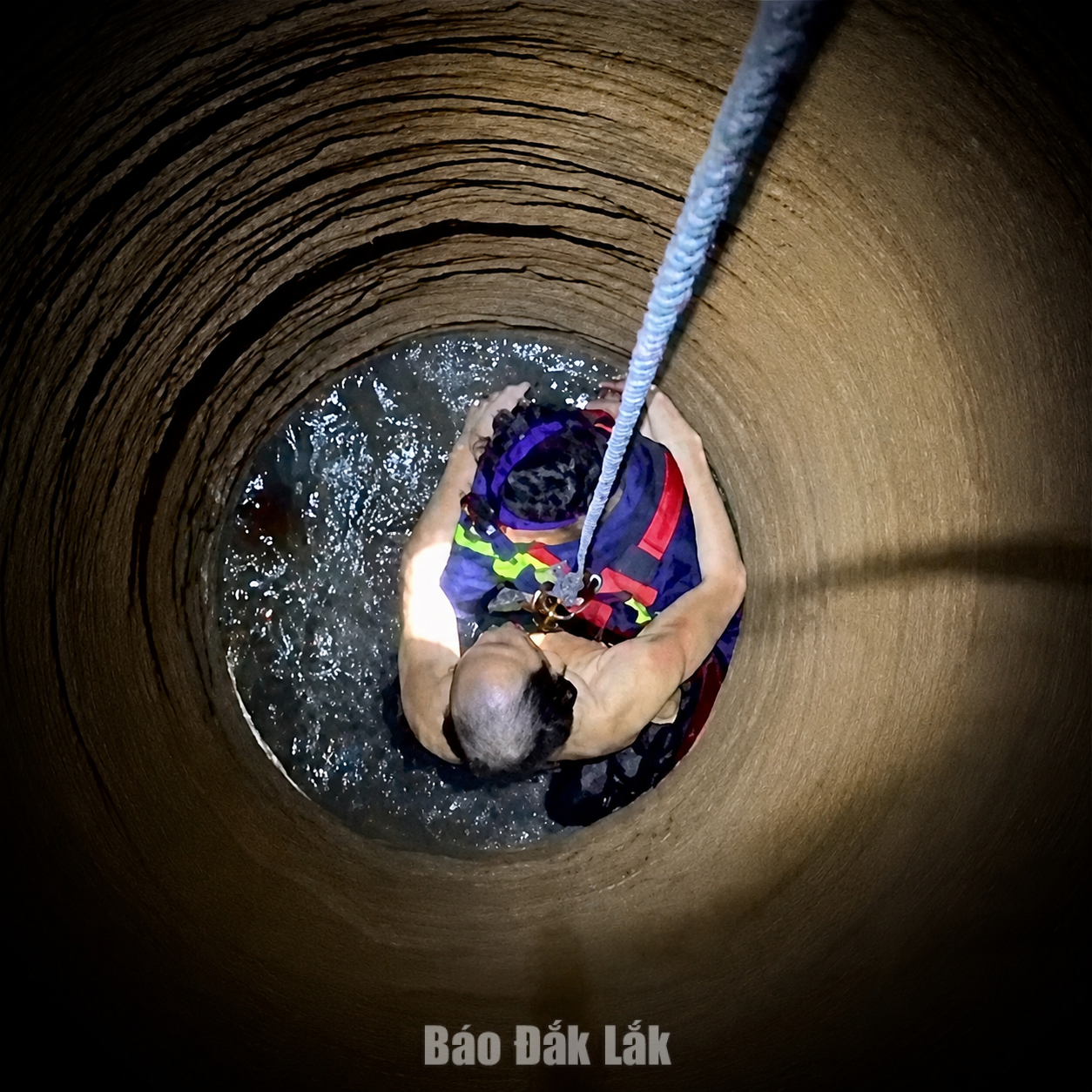 Kịp thời cứu hộ người mắc kẹt dưới giếng sâu 1 Cán bộ, chiến sĩ tiếp cận nạn nhân, đeo đai an toàn để đưa nạn nhân lên mặt đất.