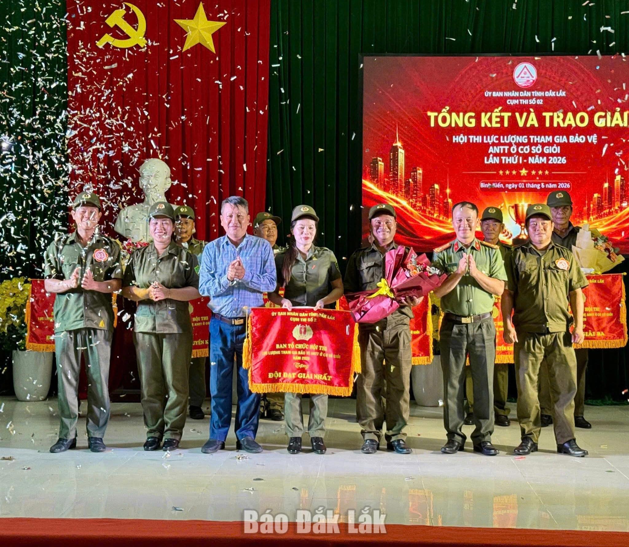 Phường Bình Kiến đại diện Cụm thi số 2 dự Hội thi lực lượng bảo vệ ANTT ở cơ sở cấp tỉnh 1 Ban Tổ chức trao giải Nhất cho đội thi phường Bình Kiến.