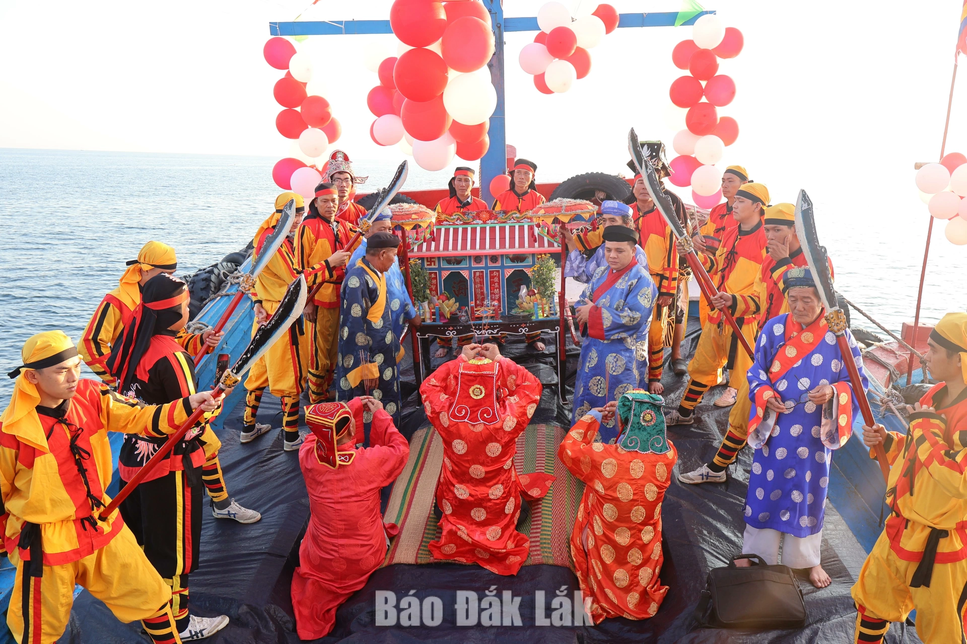 Lễ hội cầu ngư Lăng ông Phú Thọ 1, phường Hòa Hiệp 1 Lễ nghinh Ông trên biển.