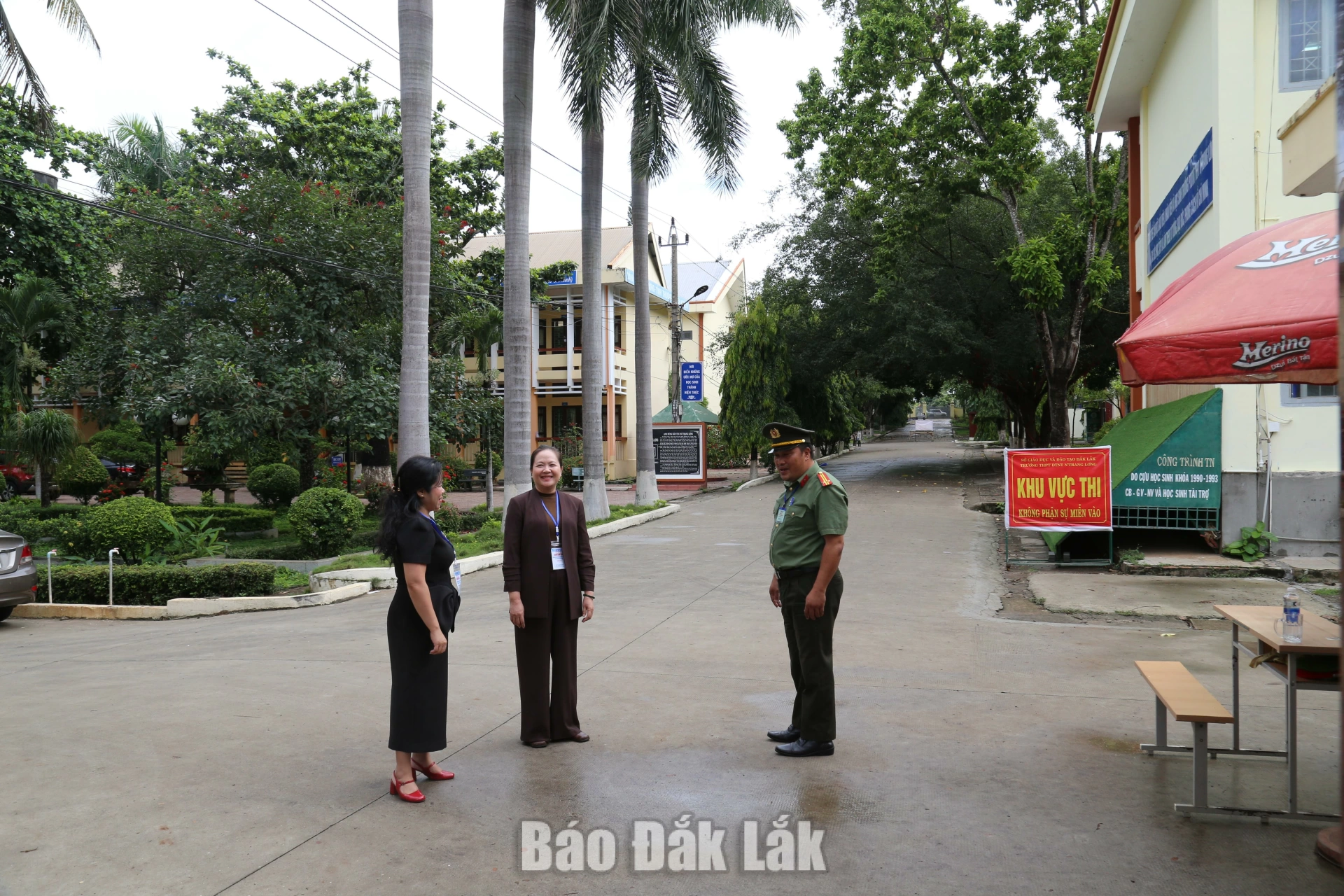 Phó Giám đốc Sở GD-ĐT Lê Thị Kim Oanh kiểm tra thực tế tại điểm thi Trường PTDTNT THPT N Trang Lơng (Phường Thành Nhất).