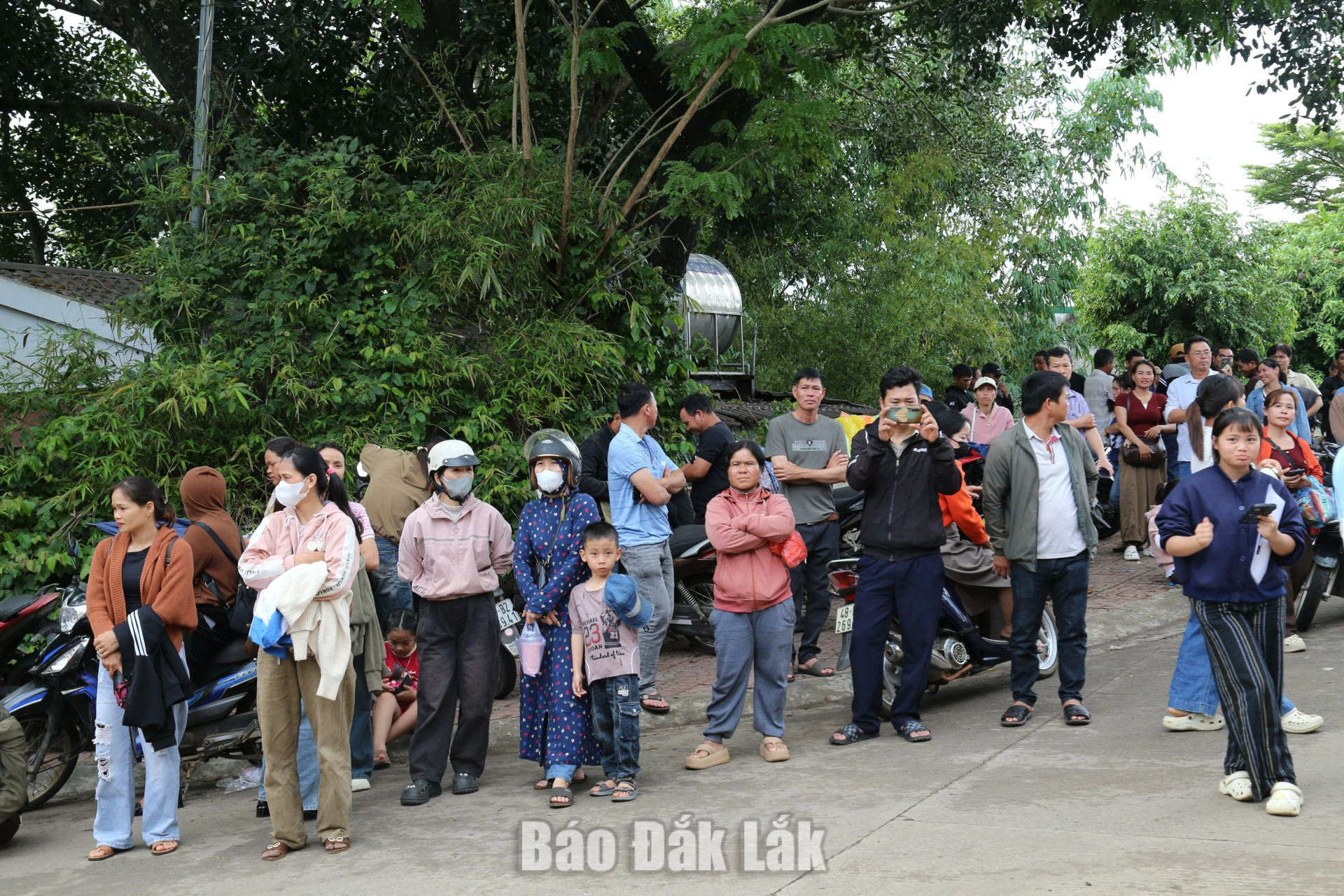 Phụ huynh đợi con thi tại điểm thi Trường PTDTNT THPT N Trang Lơng (phường Thành Nhất)