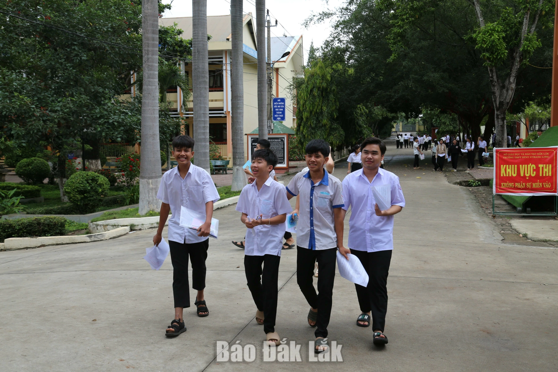 Kỳ thi tuyển sinh vào lớp 10 năm học 2026 – 2027: Bảo đảm “mục tiêu kép” đề ra 2 Thí sinh tham dự Kỳ thi tuyển sinh lớp 10 năm học 2026 - 2027 tại điểm thi Trường Phổ thông Dân tộc nội trú THPT N Trang Lơng.