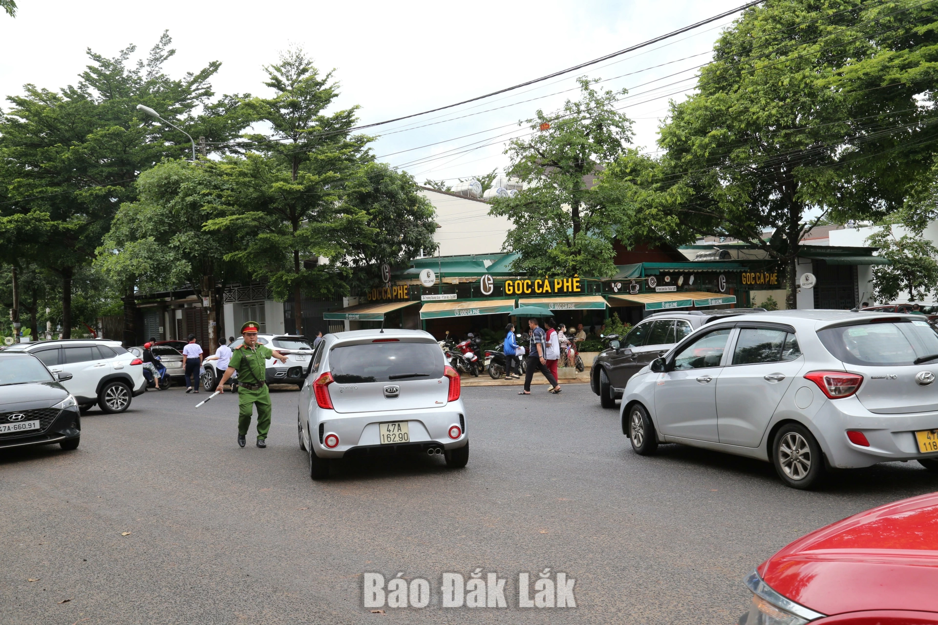 Lực lượng chức năng phân luồng giao thông tại điểm thi Trường THPT chuyên Nguyễn Du. 
