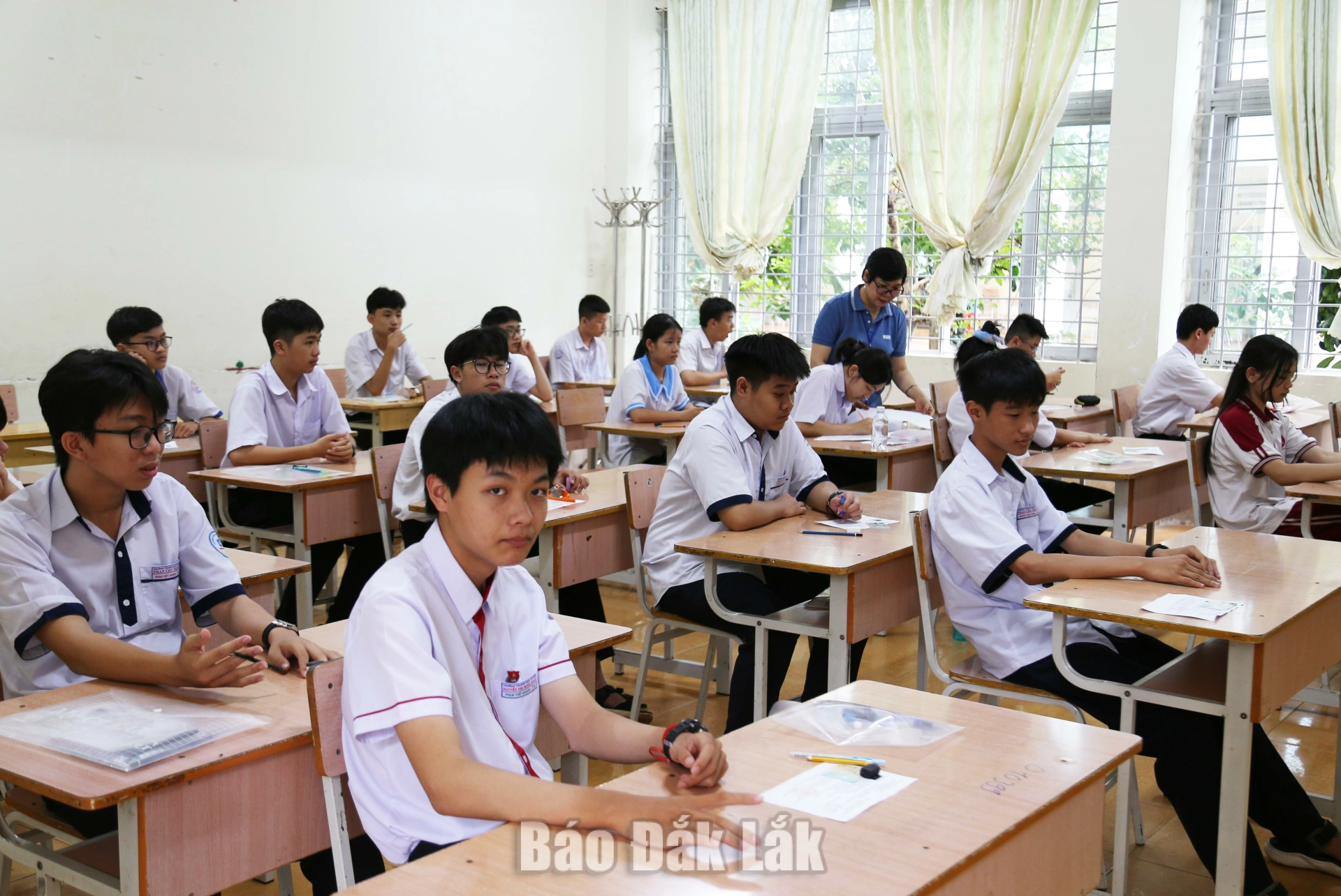 Thí sinh chuẩn bị làm bài thi môn Ngoại ngữ chiều 1/6.