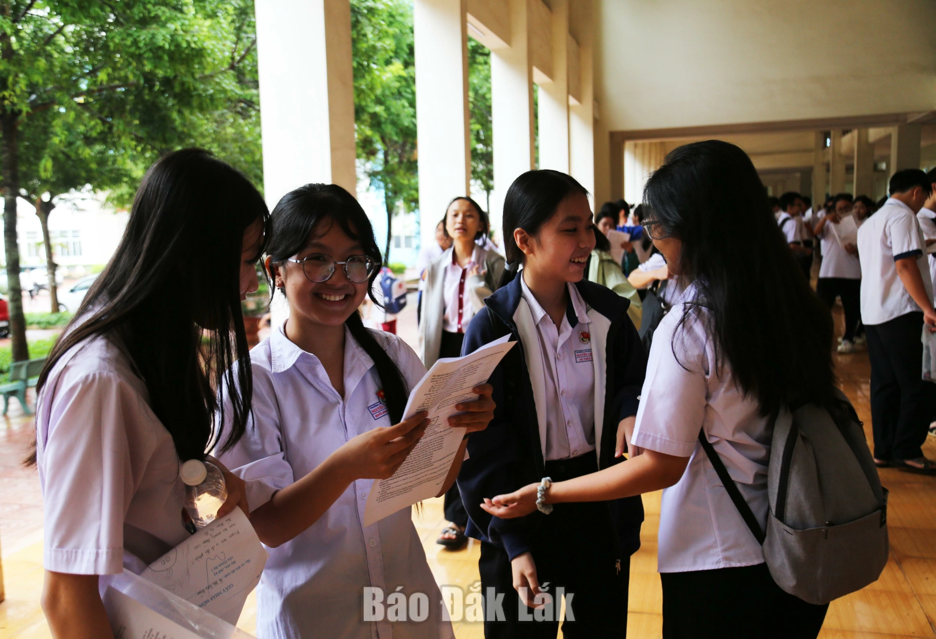 Kỳ thi tuyển sinh vào lớp 10 năm học 2026 – 2027: Bảo đảm “mục tiêu kép” đề ra 3 Thí sinh thảo luận về đề thi, bài thi sau giờ thi.