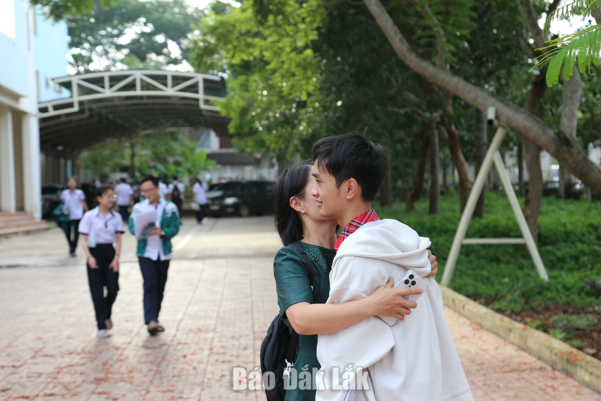 Kỳ thi tuyển sinh vào lớp 10 năm học 2026 – 2027: Bảo đảm “mục tiêu kép” đề ra 4 Phụ huynh vỡ òa cảm xúc cùng con sau buổi thi cuối cùng chiều 2/6.