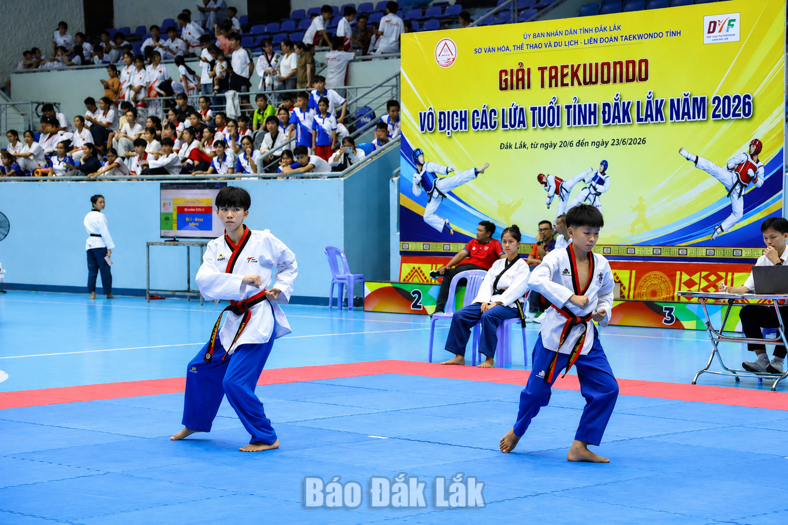 Vận động viên thi đấu nội dung biểu diễn.