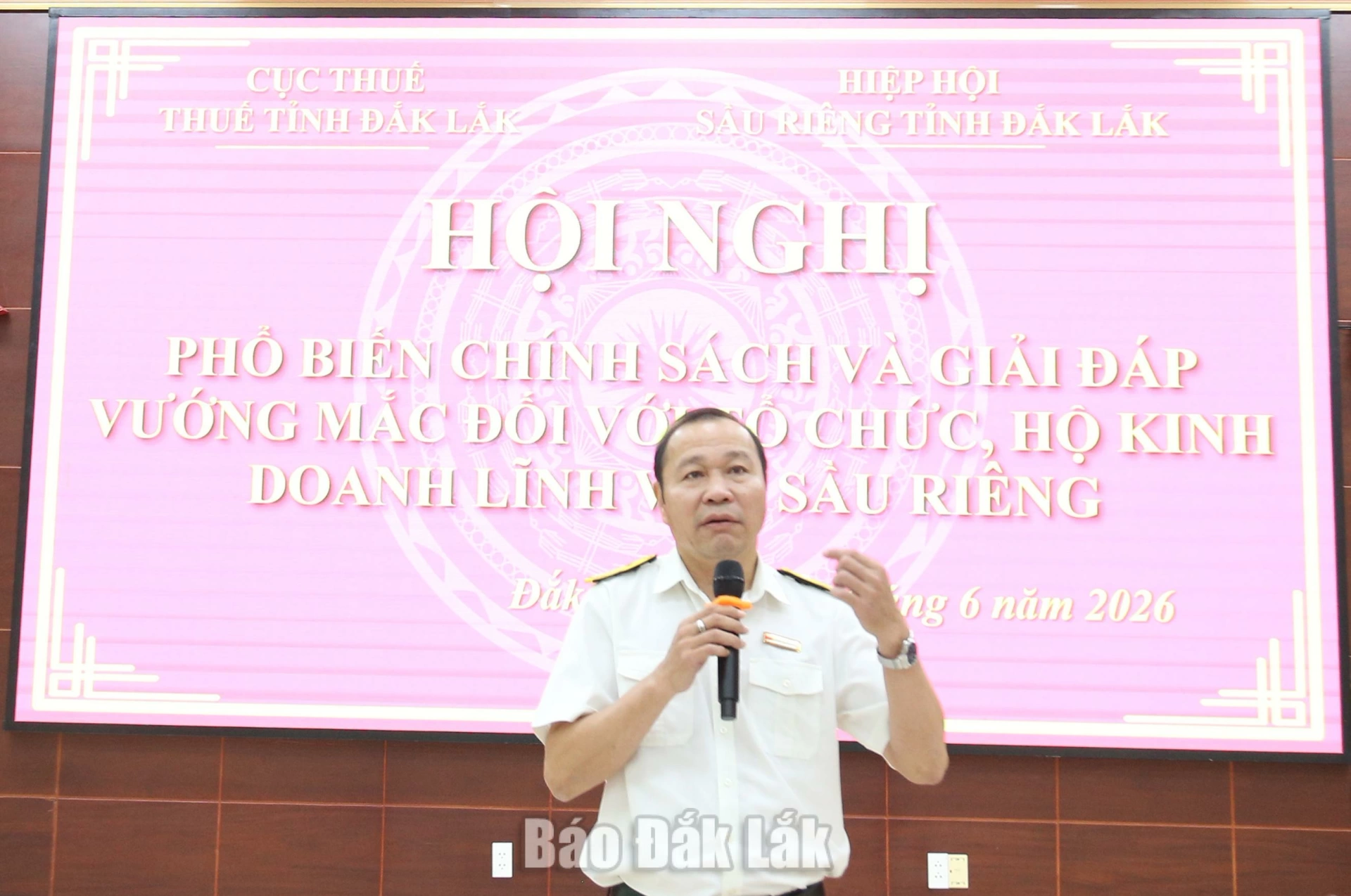 Phó Trưởng Thuế tỉnh Đắk Lắk Nguyễn Bá Vụ giải đáp kiến nghị của doanh nghiệp liên quan đến thực hiện chính sách thuế.