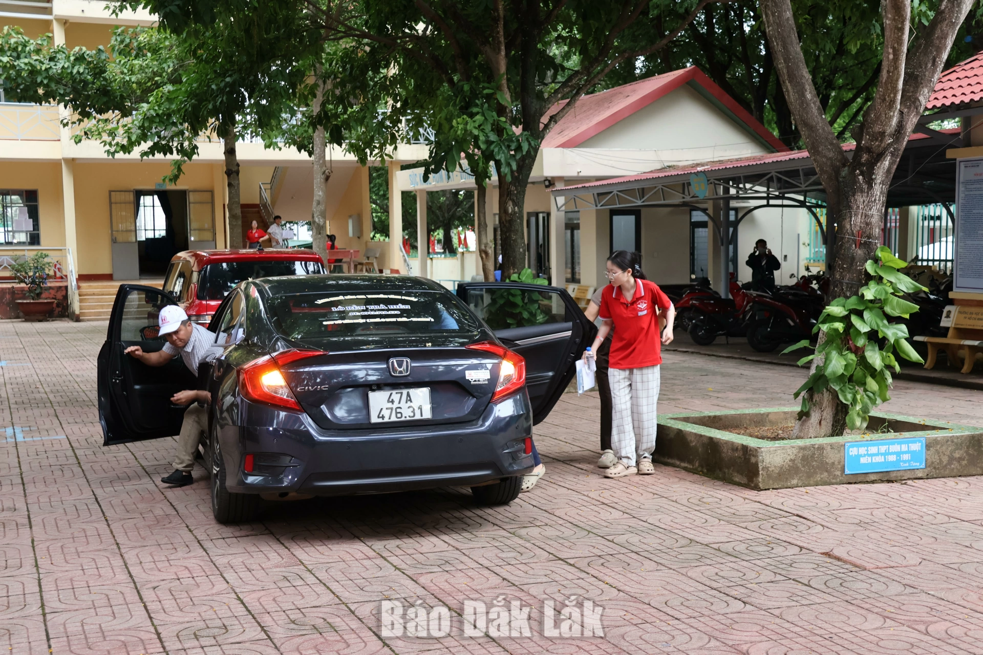 Những thí sinh “đặc biệt” 3 Thí sinh gặp khó khăn do sức khỏe được điểm thi hỗ trợ đón tại sân trường.