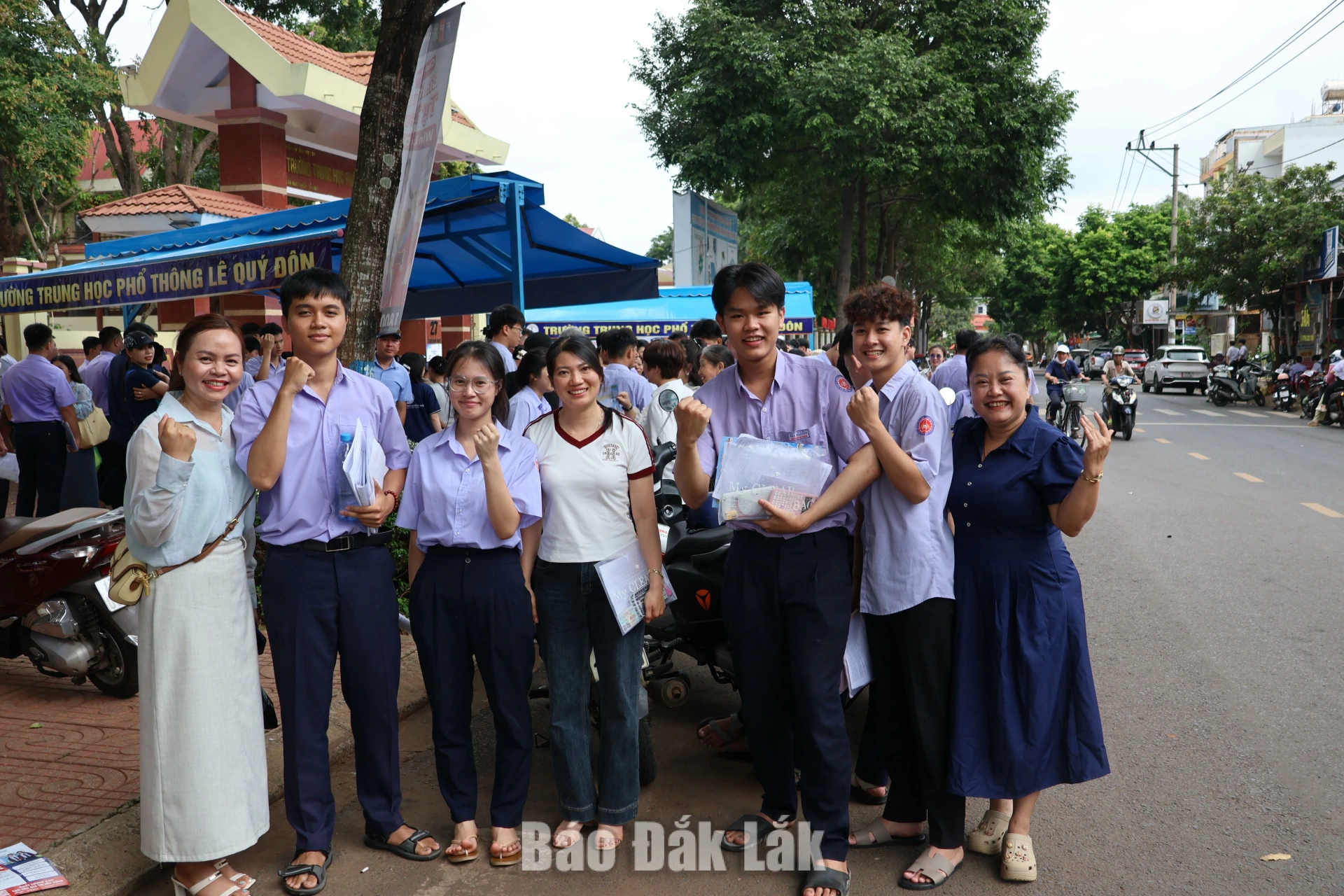 Hơn 35.000 thí sinh Đắk Lắk hoàn thành Kỳ thi tốt nghiệp THPT năm 2026 3 Thí sinh và phụ huynh phấn khởi sau buổi thi cuối cùng sáng 12/6 tại điểm thi Trường THPT Lê Quý Đôn (phường Buôn Ma Thuột).