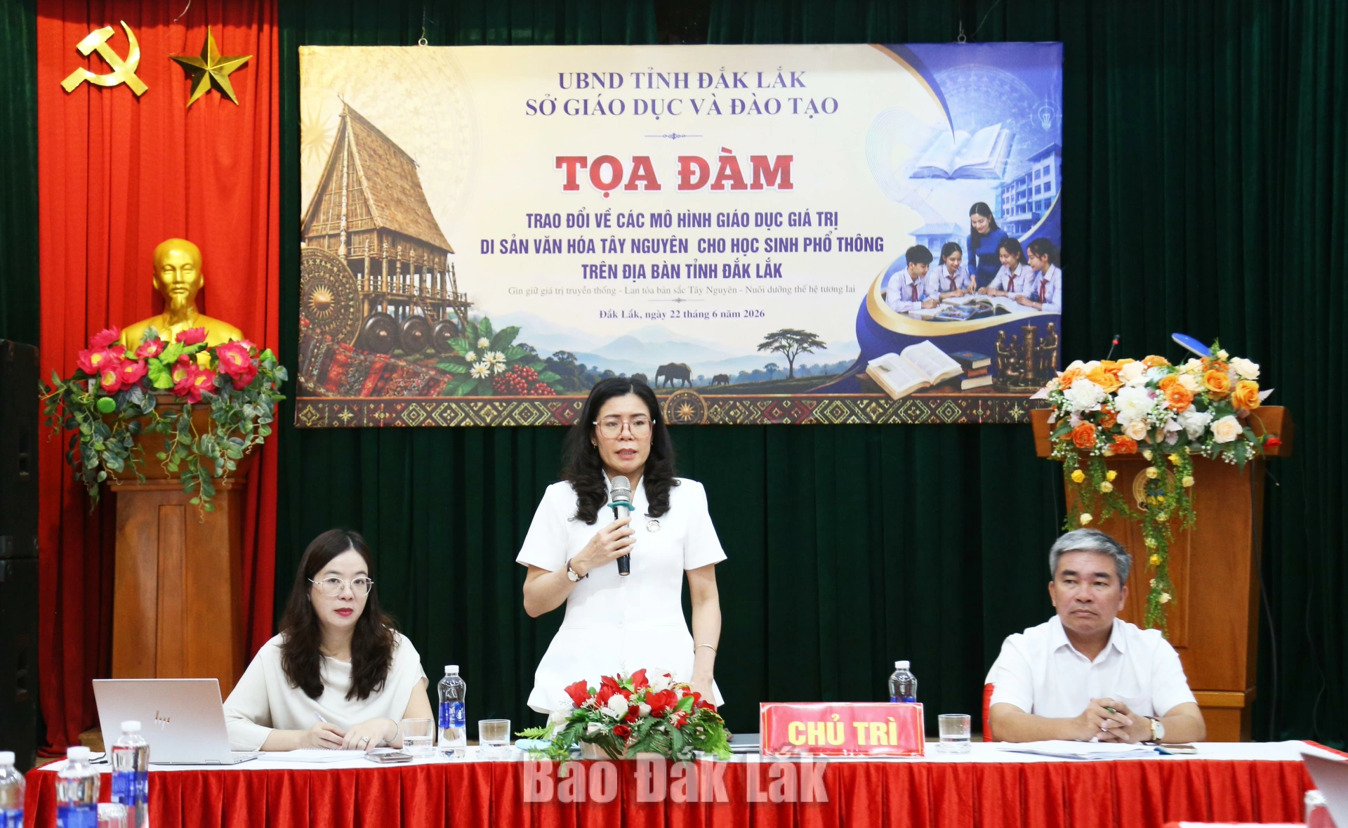 Các đại biểu chủ trì buổi tọa đàm.