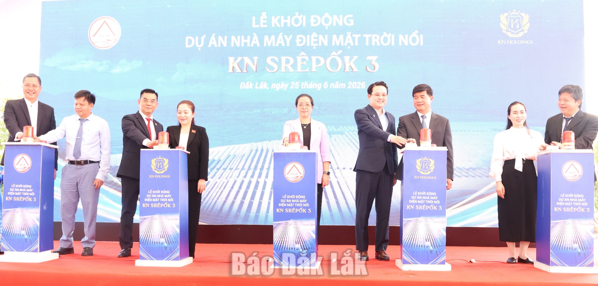 Các đại biểu tiến hành nghi thức khởi động dự án.