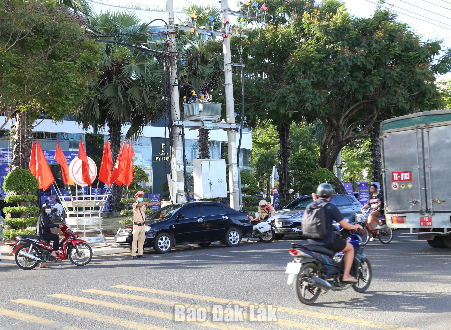 Cảnh sát giao thông làm nhiệm vụ tại khu vực đường Trần Phú, nơi diễn ra Hội nghị Công bố Quy hoạch và Xúc tiến đầu tư tỉnh Đắk Lắk.