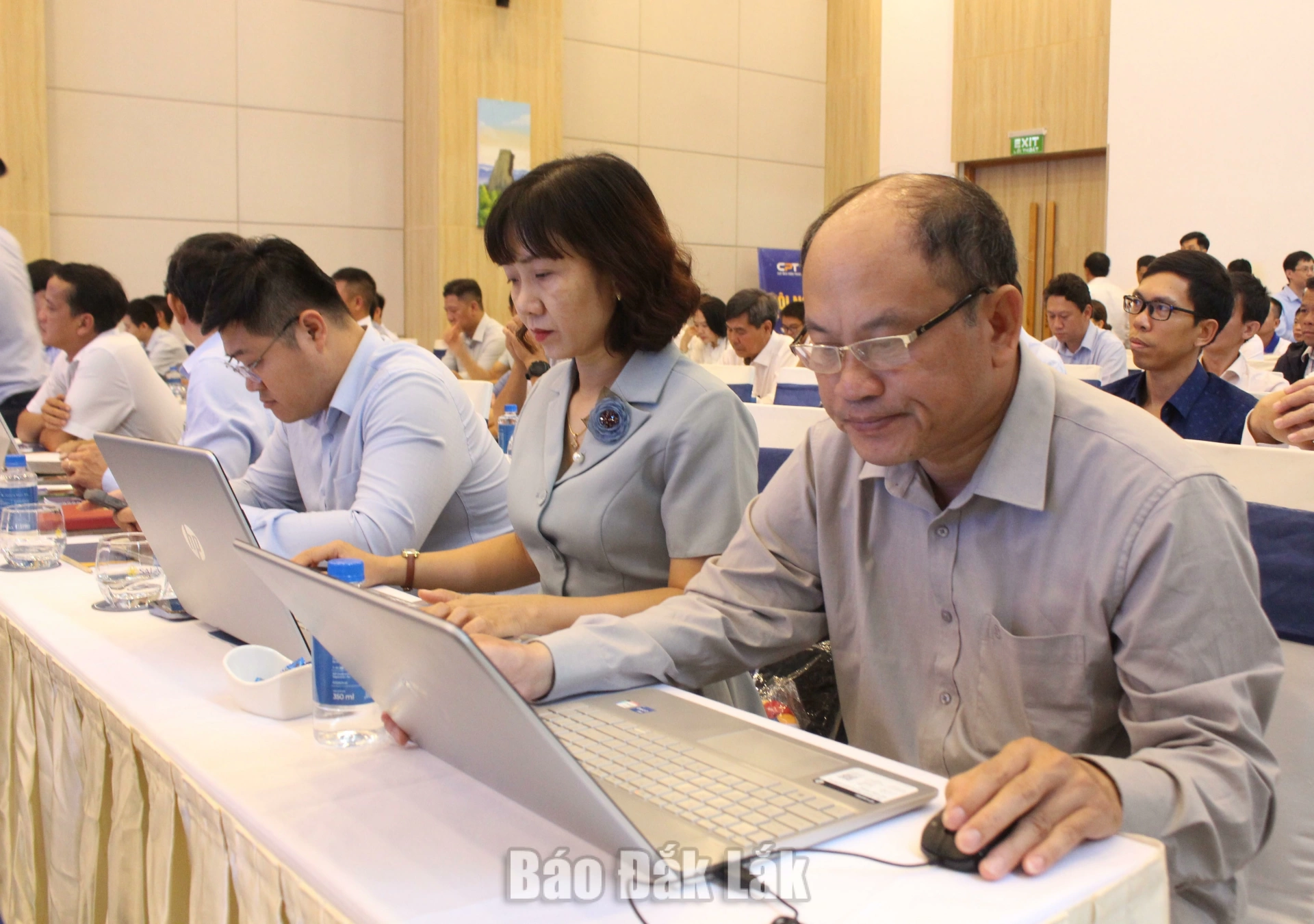 Triển khai kết nối mạng truyền số liệu chuyên dùng phục vụ cơ quan Đảng, Nhà nước 5 150 cán bộ chuyên trách công nghệ thông tin, chuyển đổi số các cơ quan, đơn vị cùng dự hội nghị.