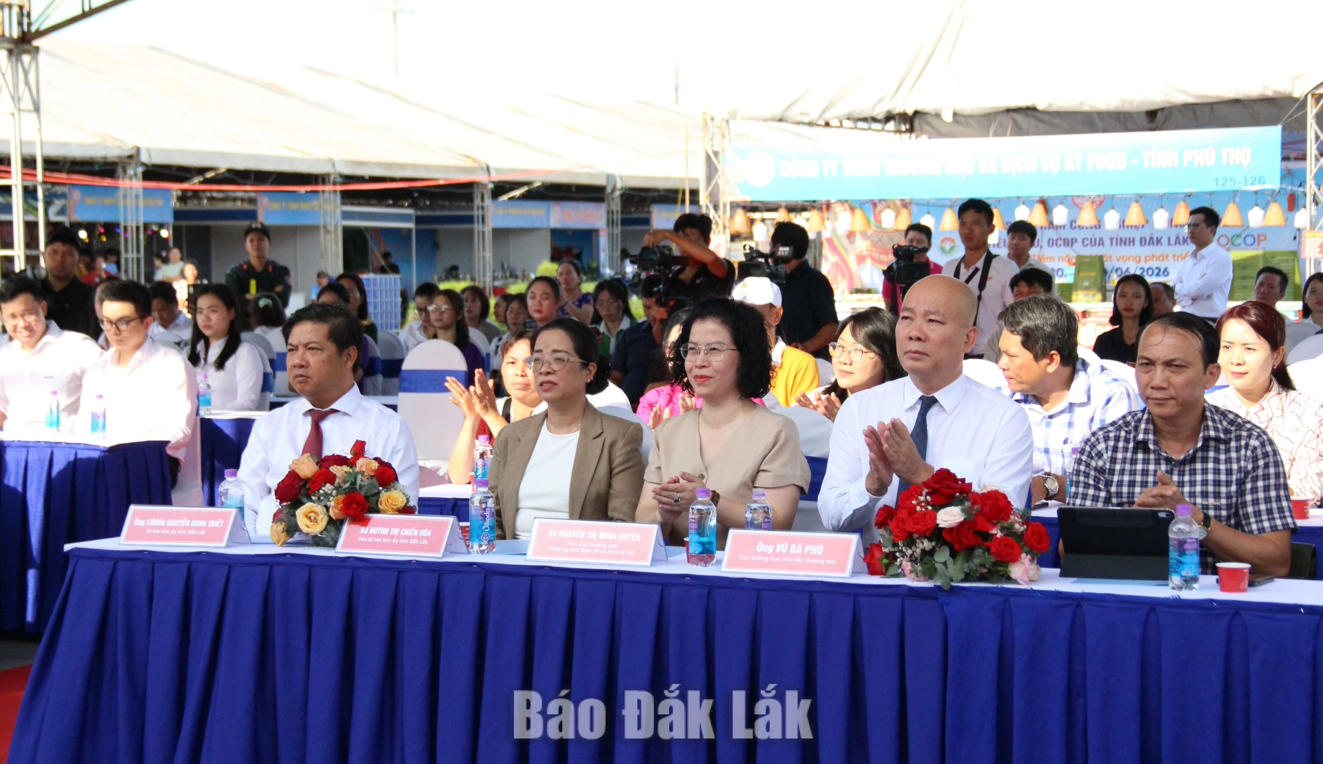 Các đồng chí lãnh đạo tỉnh Đắk Lắk, Cục Thương mại điện tử và Kinh tế số (Bộ Công Thương) dự lễ khai mạc Hội chợ.