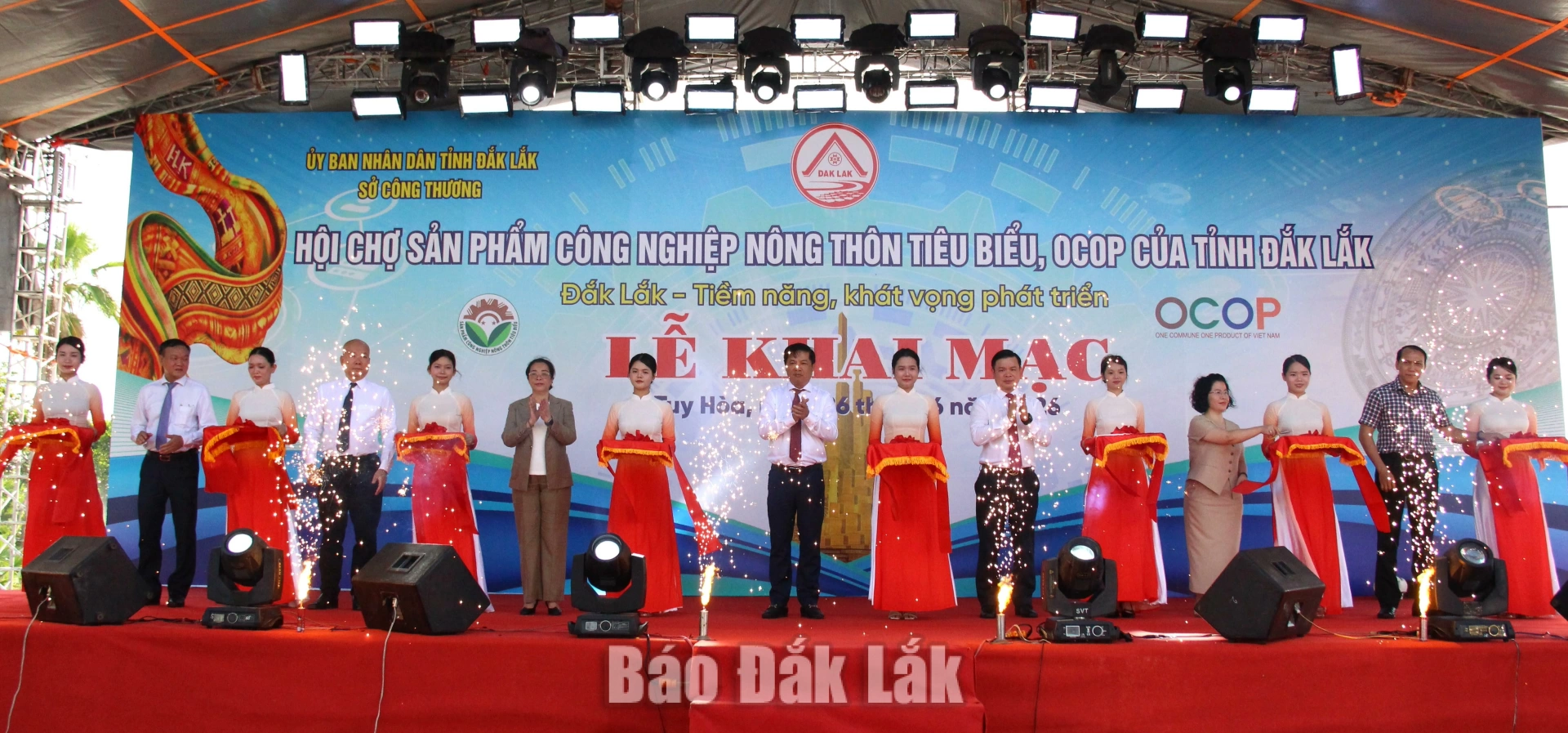 Lãnh đạo tỉnh cắt  băng khai mại Hội chợ