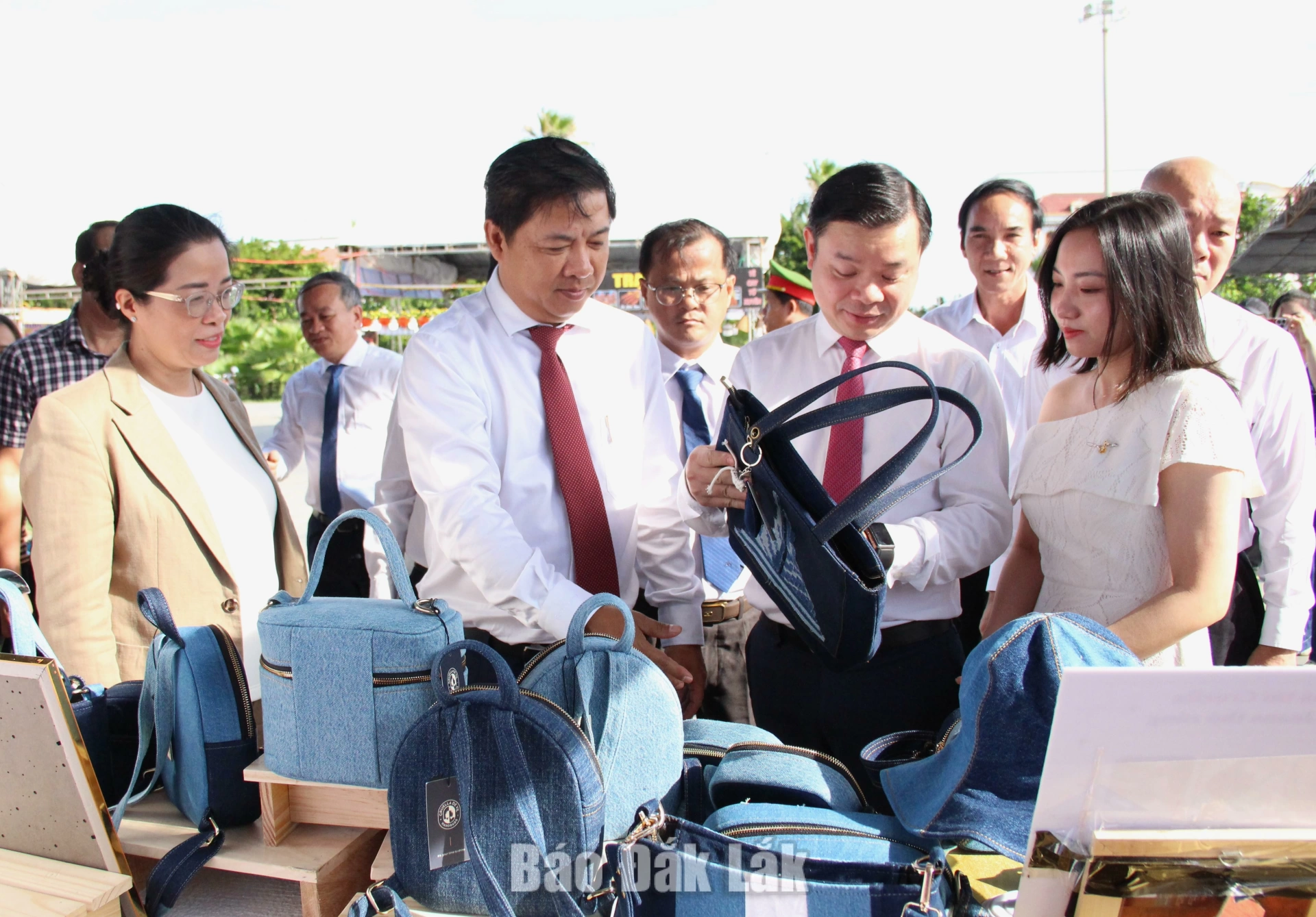 Các gian hàng sản phẩm OCOP cũng vinh dự được lãnh đạo tỉnh quan tâm.