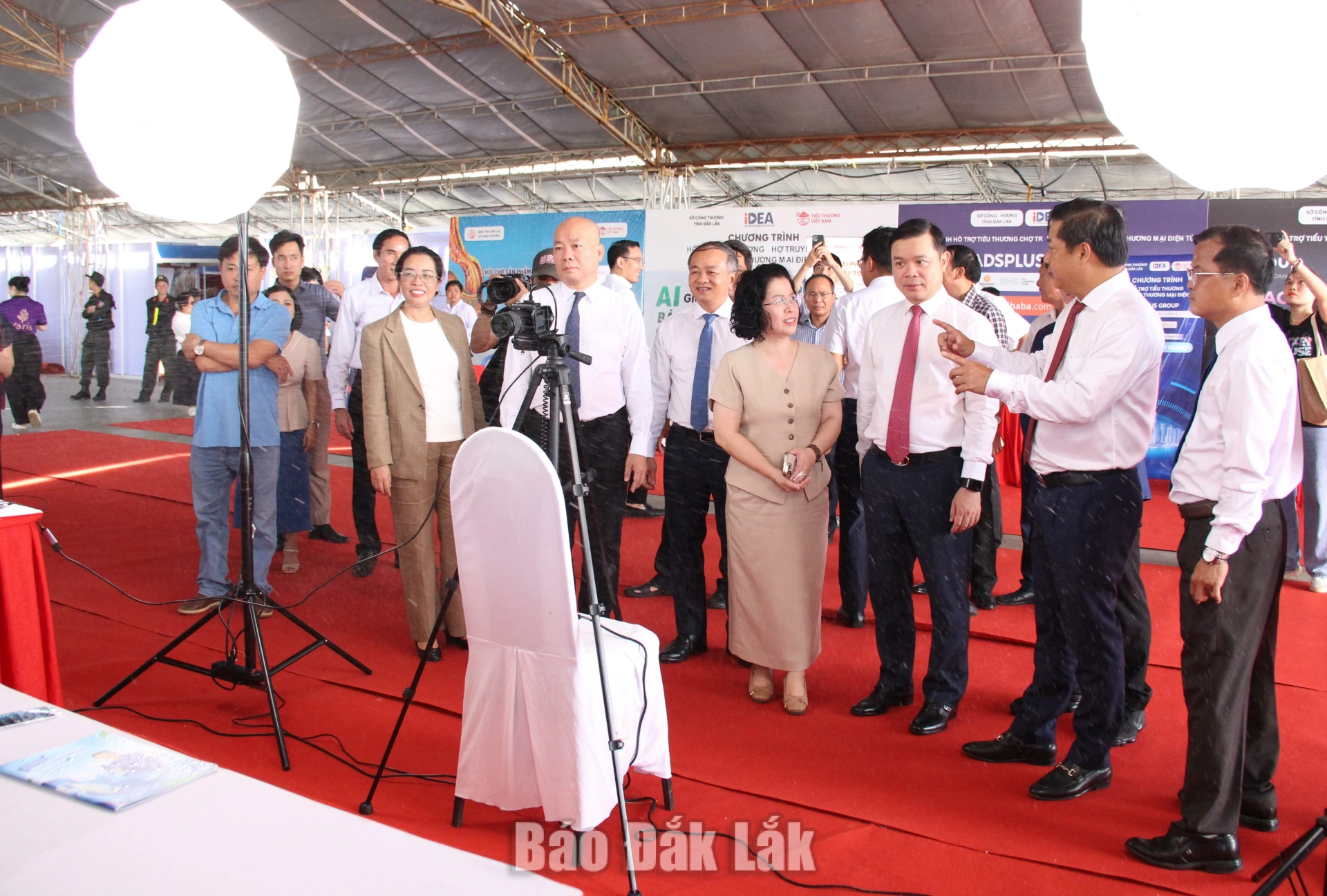 Sau lễ khai mạc, các đại biểu tham quan gian hàng trưng bày mô hình chuyển đổi số, thương mại điện tử dược giới thiệu tại Hội chợ lần nay.