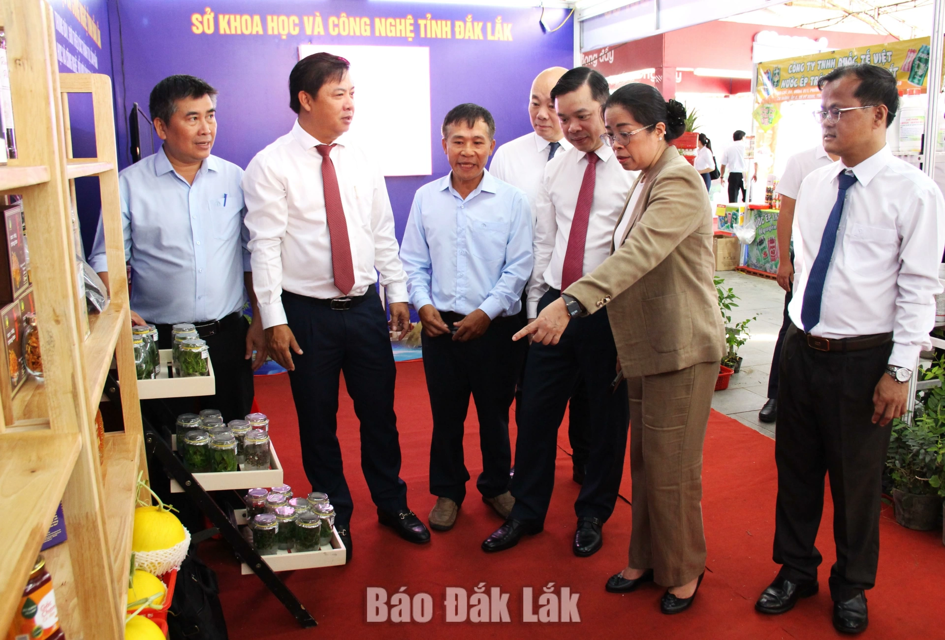 ... Tiếp tục tham quan gian hàng trưng bày sản phẩm, mô hình của Sở Khoa học và Công Nghệ Đắk Lắk.