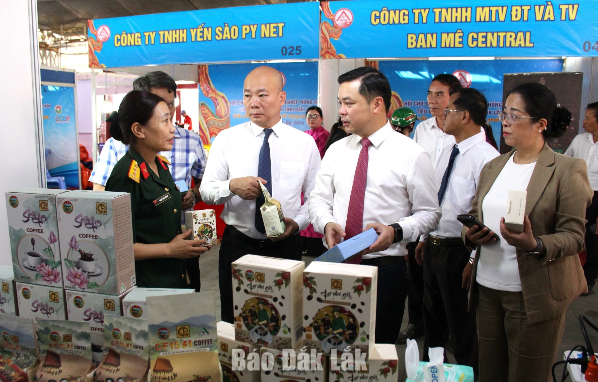 Đồng chí Đỗ Hữu Huy, Ủy viên Dự khuyết Trung ương Đảng, Phó Bí thư, Chủ tịch UBND tỉnh và đồng chí Huỳnh Thị Chiến Hòa, Phó Bí thư Tỉnh ủy tham quan một gian hàng trưng bày sản phẩm nông nghiệp.