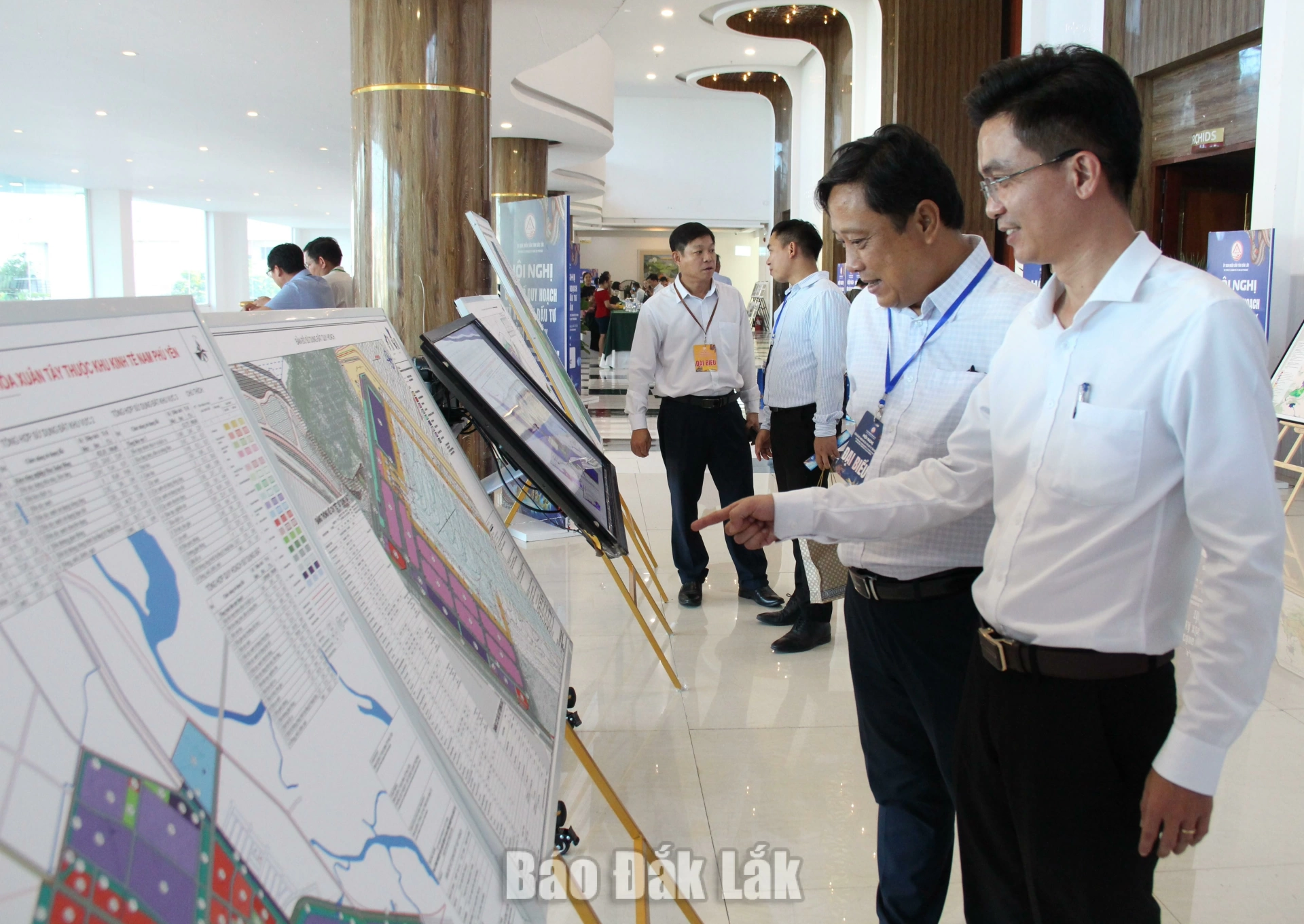 Đối tác, doanh nghiệp tham quan khu trưng bày các sơ đồ định hướng khong gian quy hoạch của tỉnh Đắk Lắk.