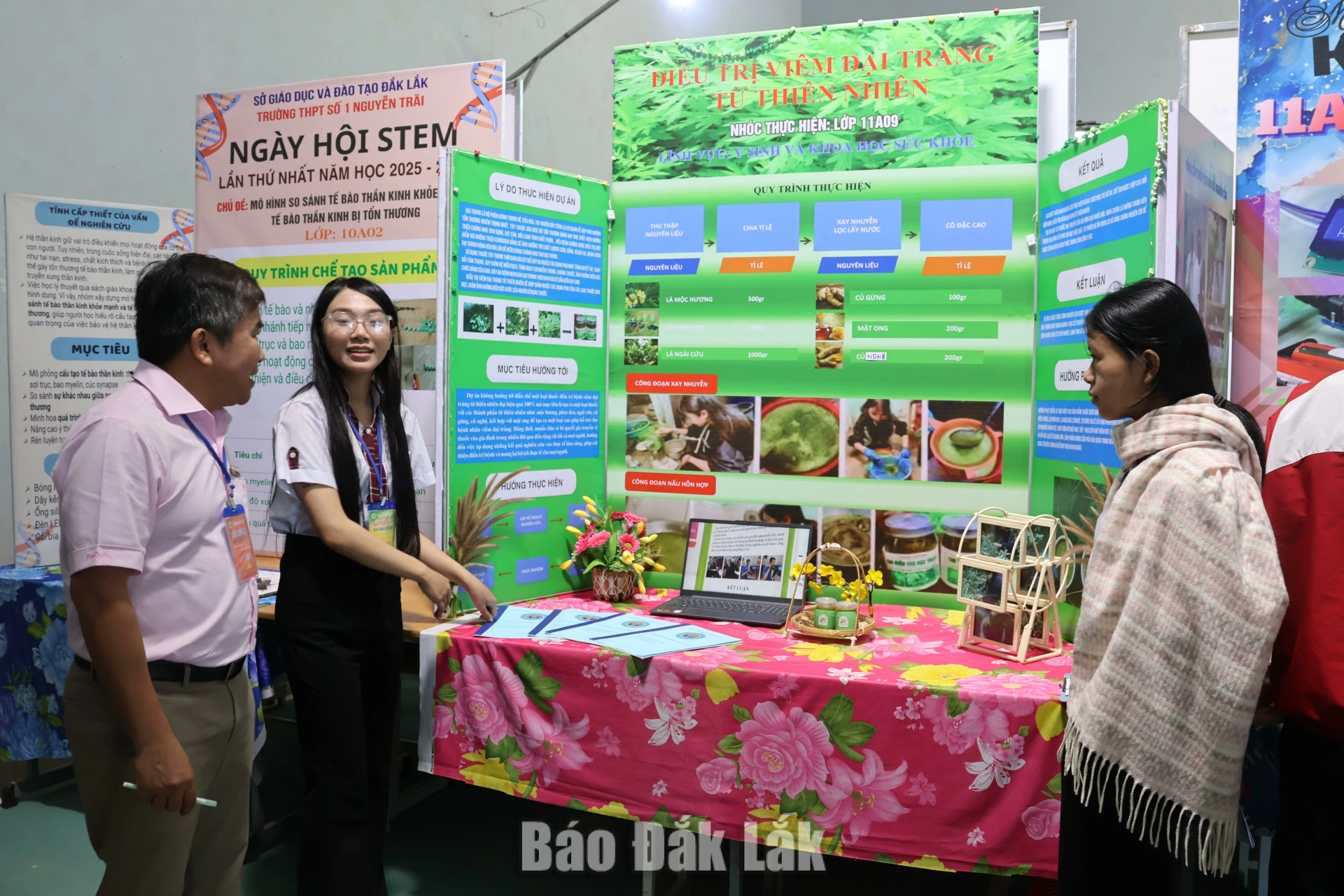 Học sinh Trường THPT số 1 Nguyễn Trãi tham gia Ngày hội STEM cấp trường.
