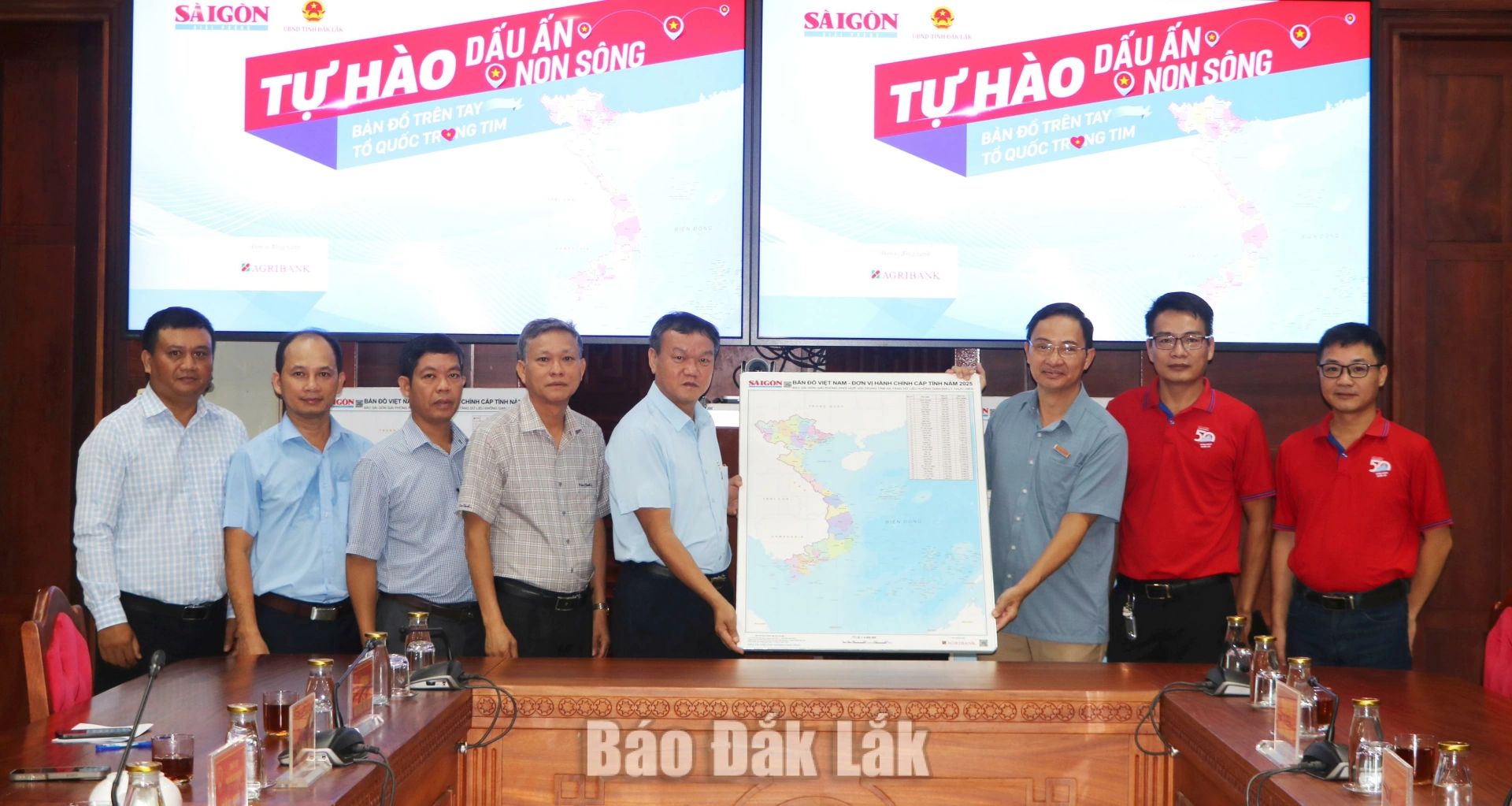 Đại diện Báo SGGP đã trao 25 bản đồ Việt Nam cho UBND tỉnh Đắk Lắk.