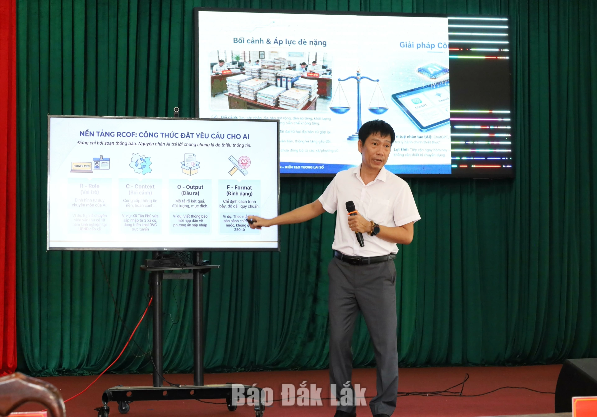 Tập huấn ứng dụng trí tuệ nhân tạo vào nghiệp vụ hành chính cho cán bộ, công chức xã Ea Knuếc 2 Cán bộ của VNPT chi nhánh Krông Pắc hướng dẫn kỹ năng sử dụng AI.