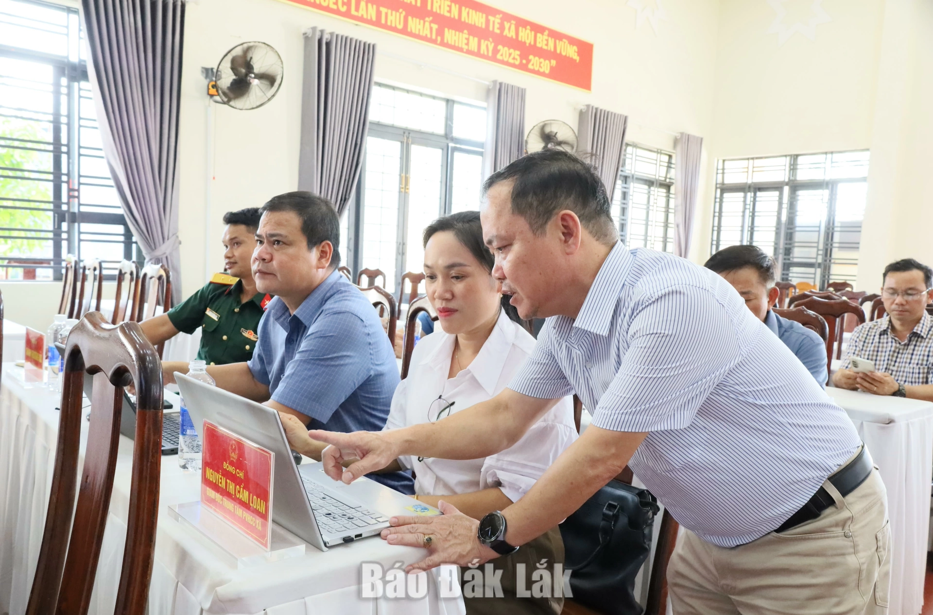 Tập huấn ứng dụng trí tuệ nhân tạo vào nghiệp vụ hành chính cho cán bộ, công chức xã Ea Knuếc 3 Cán bộ tập huấn của VNPT hướng dẫn trực tiếp cán bộ cách sử dụng các công cụ AI.