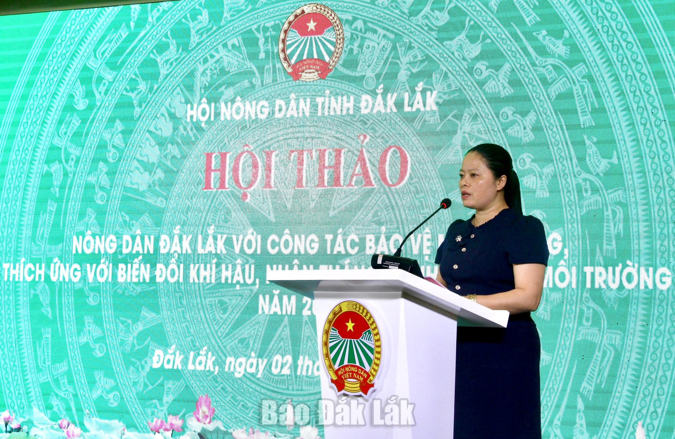 Phát huy vai trò nông dân trong bảo vệ môi trường, thích ứng biến đổi khí hậu 3 Đại diện Hội Nông dân phường Tuy Hoà tham luận với nội dung: Hội Nông dân với công tác tuyên truyền vận động ngư dân tích cực triển khai thực hiện mô hình “Đưa rác thải về bờ”.